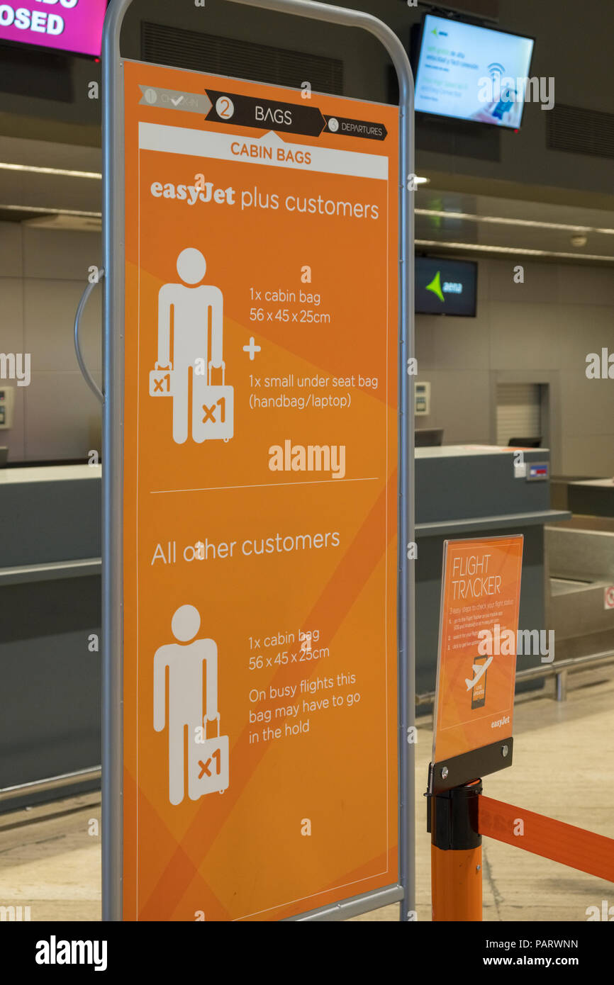 EasyJet Gepäck sizing size Zeichen an einem Flughafen, England, Großbritannien Stockfoto