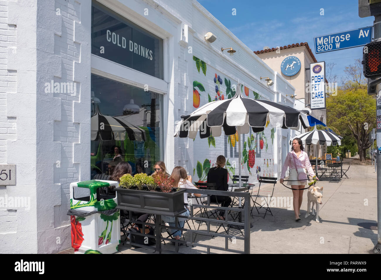 Sidewalk Cafe mit Sitzplätzen im Freien auf modischen Melrose Avenue, West Hollywood, Los Angeles, LA, Kalifornien, USA Stockfoto
