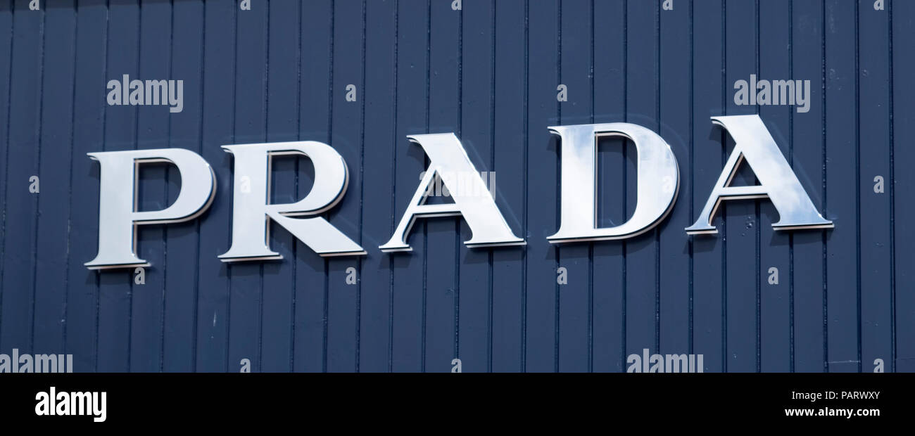 Prada store logo Zeichen, Großbritannien Stockfoto