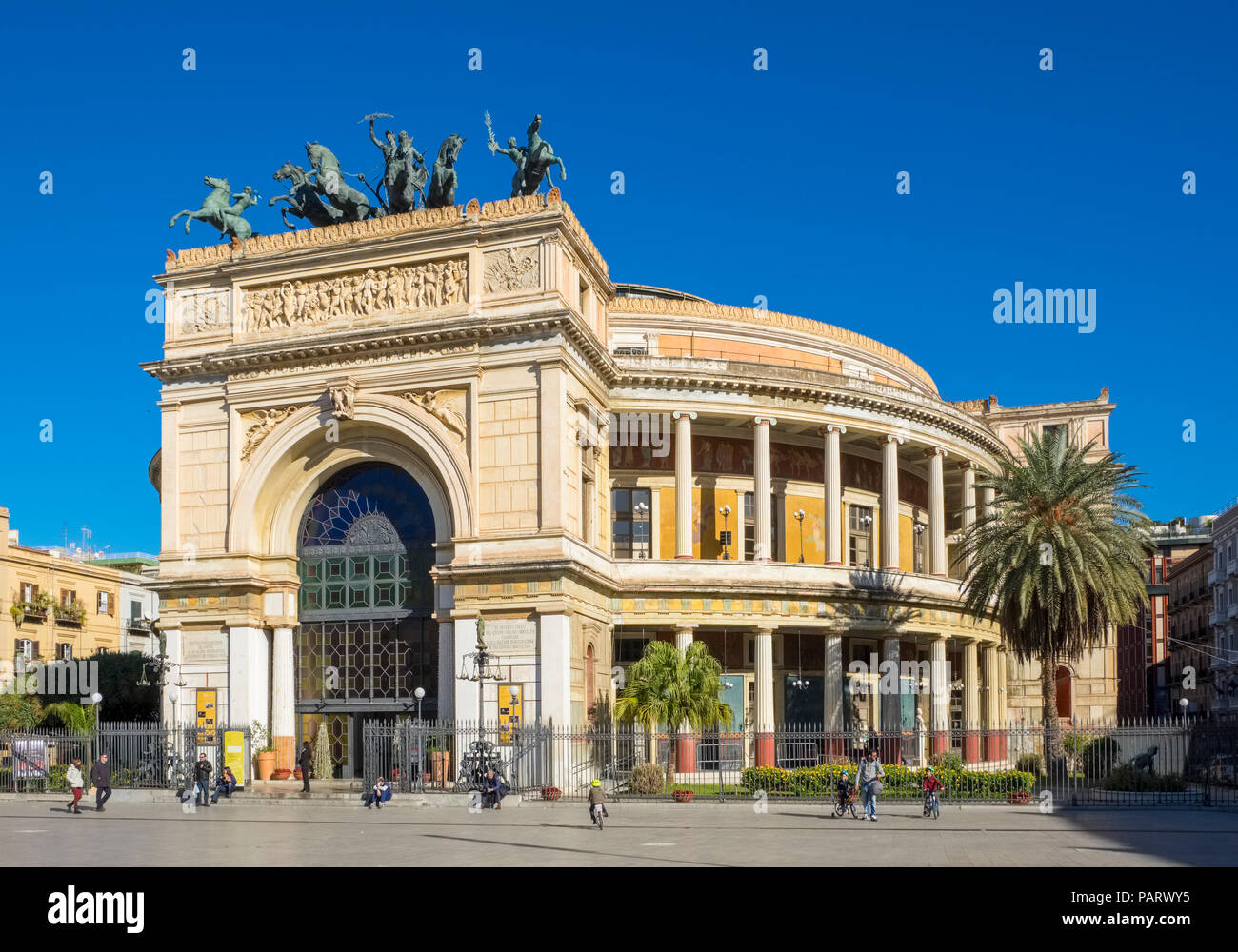 Die Teatro Politeama Teatro Politeama Fassade, Palermo, Sizilien in der Piazza Politeama mit einem bronze Quadriga Stockfoto