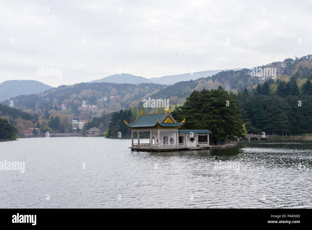 Chinesischer Pavillon neben einem See Stockfoto