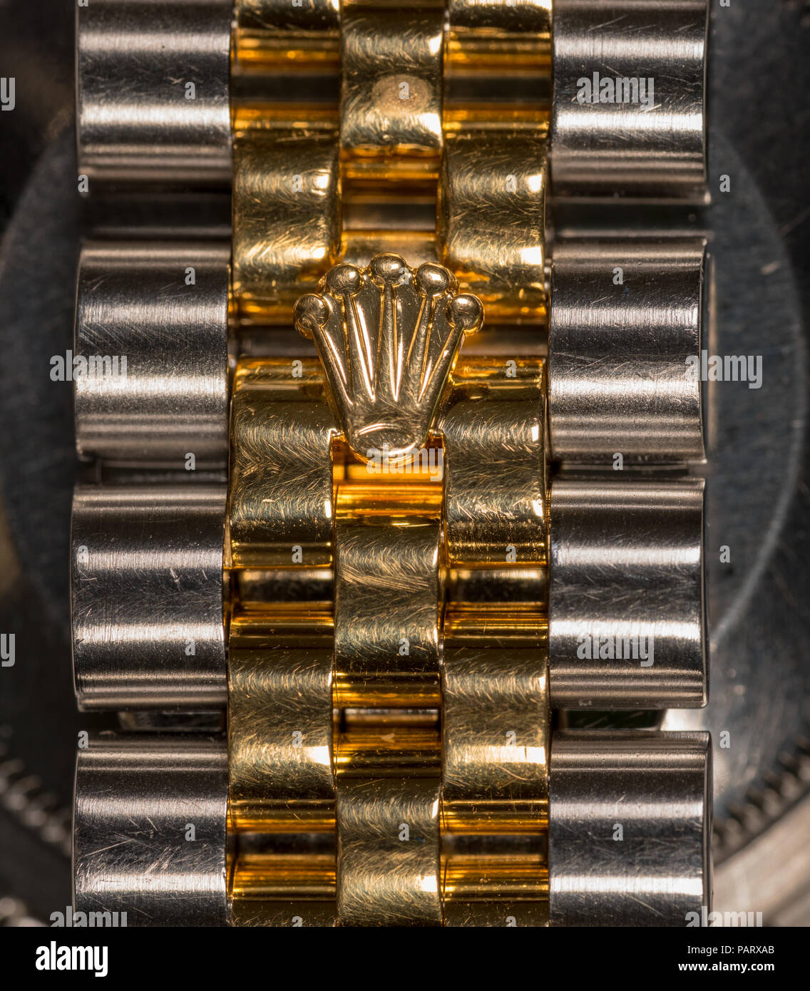 Rolex crown Logo in Gold auf mens Watch Stockfoto