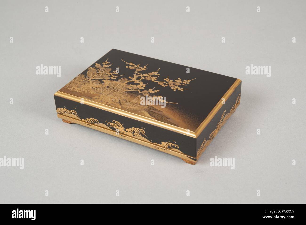 Box mit Design eines Pflaumenbaum und Kiefer. Kultur: Japan. Abmessungen: W. 3 1/8 in. (7,9 cm); L.4 1/2 in. (11,4 cm). Datum: 18. Museum: Metropolitan Museum of Art, New York, USA. Stockfoto