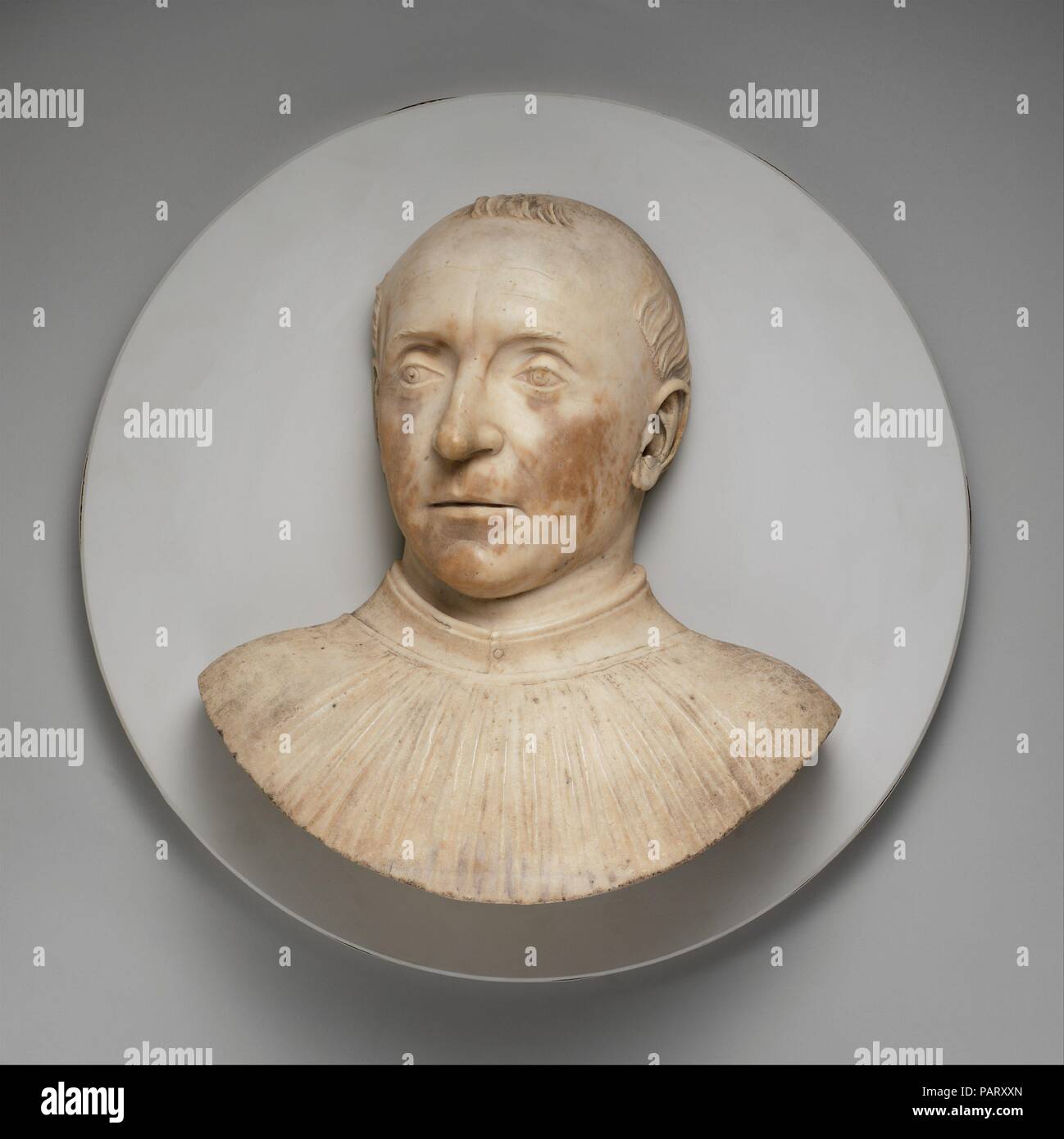 Kardinal Guillaume d'Estouteville (1403-1483), Bischof von Ostia und Kardinal Erzbischof von Rouen. Artist: Mino da Fiesole (Mino di Giovanni) (Italienisch, papiano oder Montemignaio 1429-1484 Florenz). Kultur: Italienisch, Rom. Abmessungen: Insgesamt (wt bestätigt): 14 1/8, 47 lb. (35,9 cm, 21.3191 kg). Datum: drittes Quartal des 15. Jahrhunderts. Kardinal d'Estetouteville (1403-1483), einem reichen französischen Prälaten, Auftrag Mino da Fiesole zu produzieren die Marmor Ziborium in Santa Maria Maggiore, Rom, 1461 und da zerlegt, deren Reliefs Bären Porträt des Kardinals. Unsere Büste in Hochrelief su Stockfoto