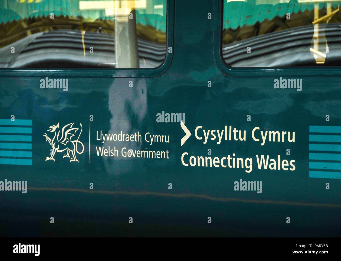 Nahaufnahme eines Zuges Wagen mit dem Logo der walisischen Regierung und dem Slogan "Wales" auf der Seite. Stockfoto