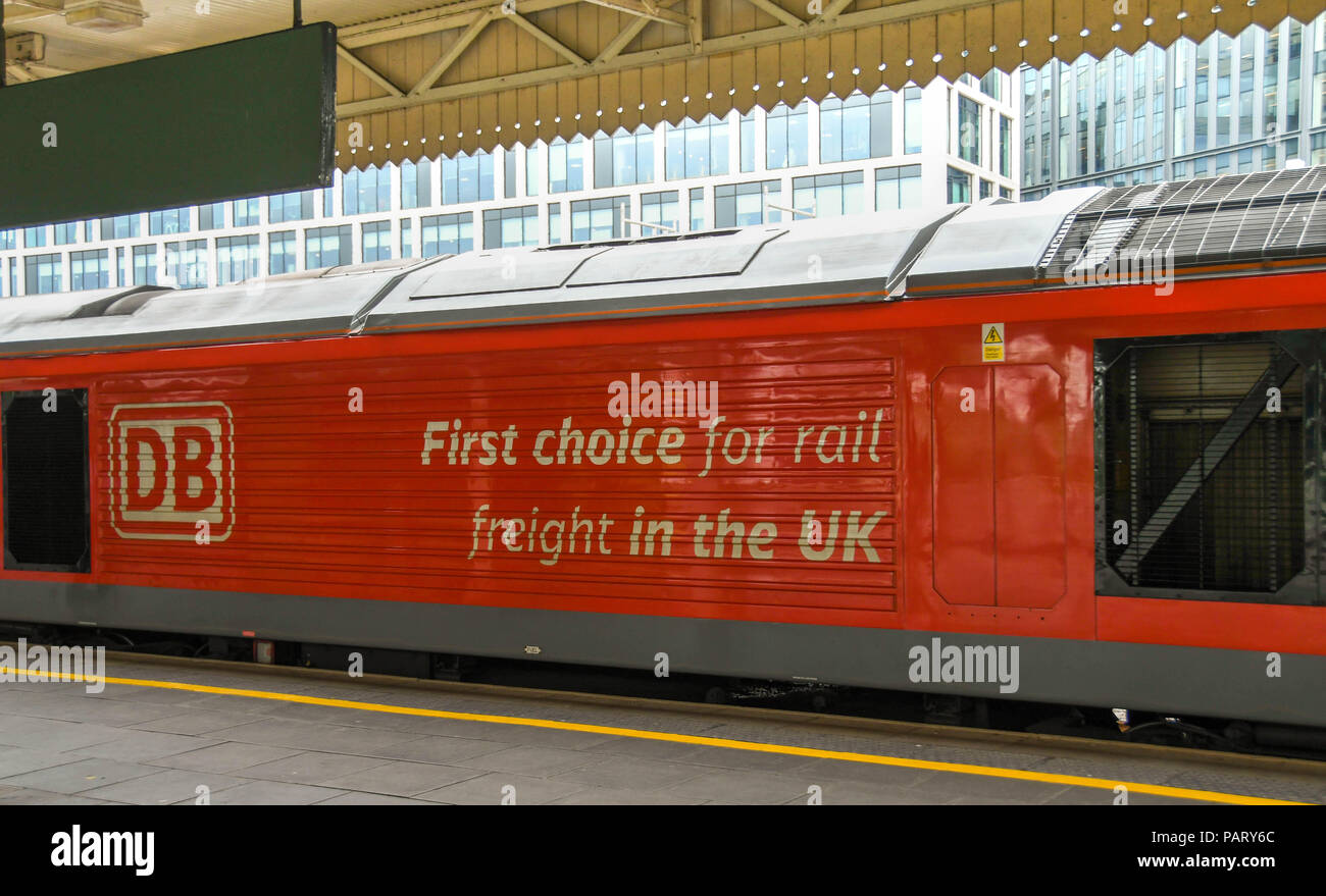 Marketing Motto auf der Seite der eine Schwere Güterzuglokomotive durch Cardiff Central Station Stockfoto