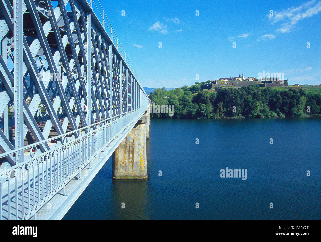 Internationale Brücke über den Fluss Miño und Ansicht von Valença do Miño, Portugiesisch Bank. Tuy, Provinz Pontevedra, Galicien, Spanien. Stockfoto