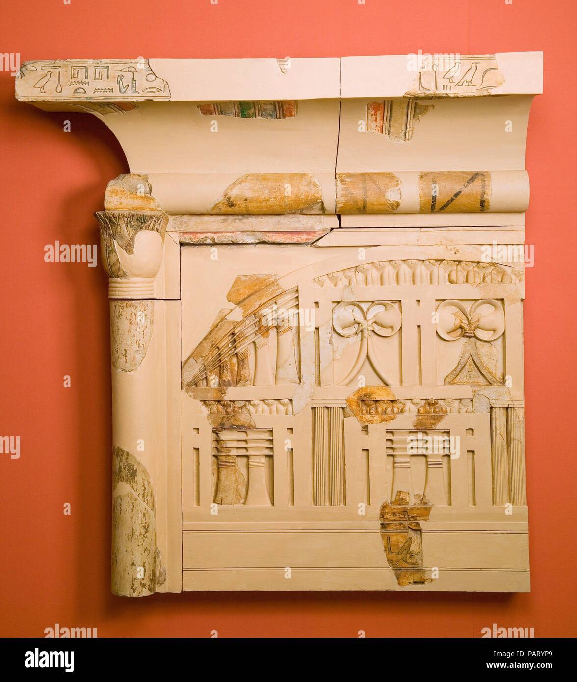 Teil des Heiligtums der Königin Henhenet. Abmessungen: H.120 cm (47 1/4 in.); W. 114 cm (44 7/8 in.); d 34 cm (13 3/8 in.). Dynastie: Dynasty 11. Herrschaft: frühe Herrschaft von Mentuhotep II. Datum: Ca. 2051-2030 v. Chr.. Der totentempel Komplex des Königs Mentuhotep II. in Deir el-Bahri ist eines der wichtigsten Denkmäler in der Thebanischen Bereich. Zwischen um 2050-2000 v. Chr. erbaut, vor dem berühmten Tempel der Hatschepsut direkt nach Norden, es liegt in einem abgelegenen Wüstental innerhalb einer Bucht von spektakulären Kalkfelsen. Das Denkmal serviert vielfältige Funktionen: Es war eine leichenhalle Komplex für den König und Frau Stockfoto