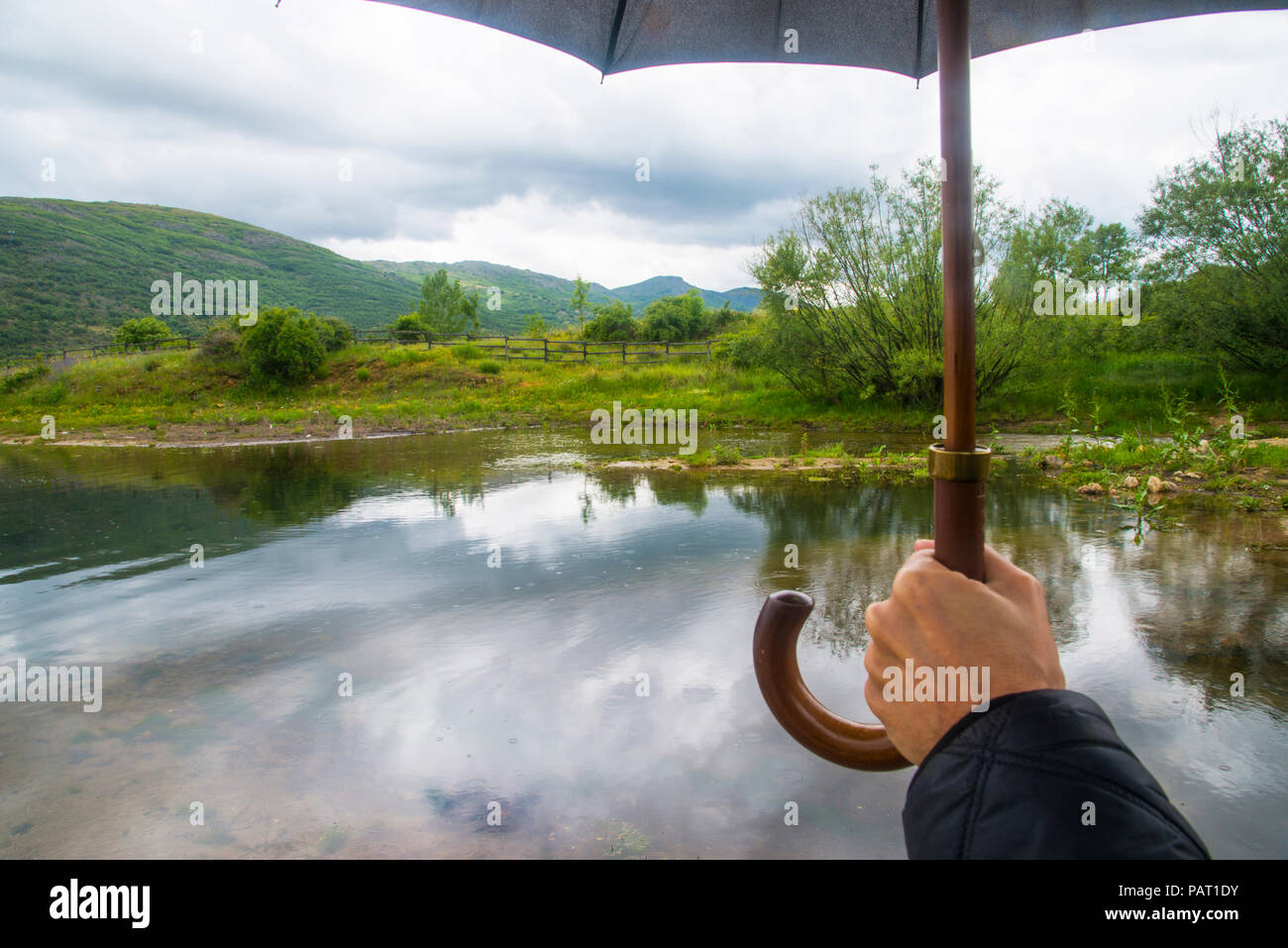 Regen in Pinilla Behälter. Lozoya, Provinz Madrid, Spanien. Stockfoto