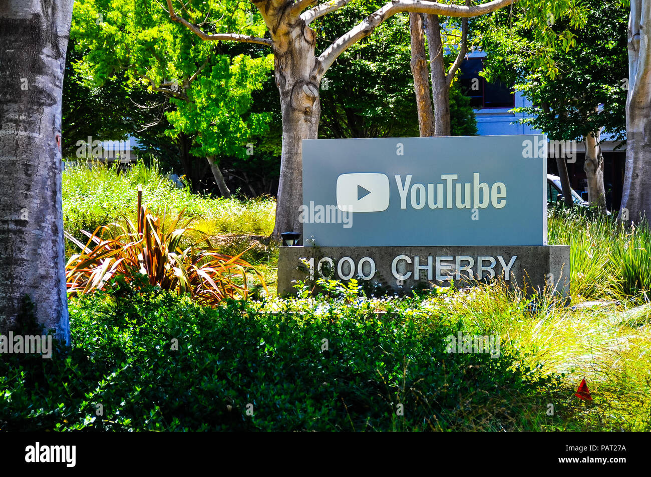 San Bruno, CA/USA, Nov. 8, 2018: Firma Zeichen bezeichnet Eingang auf YouTube Sitz in San Bruno, CA. Stockfoto