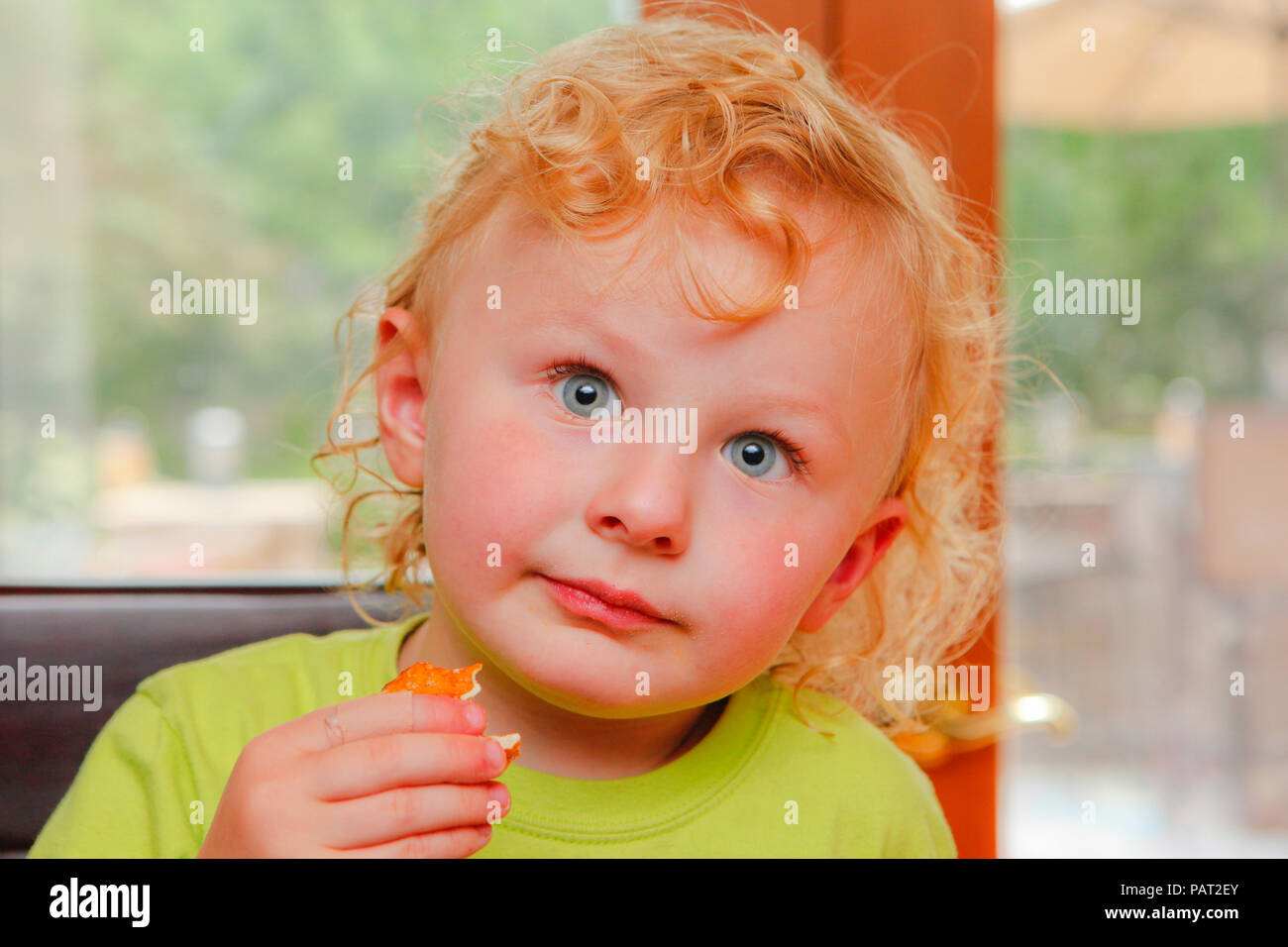 Niedliche Kind essen einen Snack Stockfoto