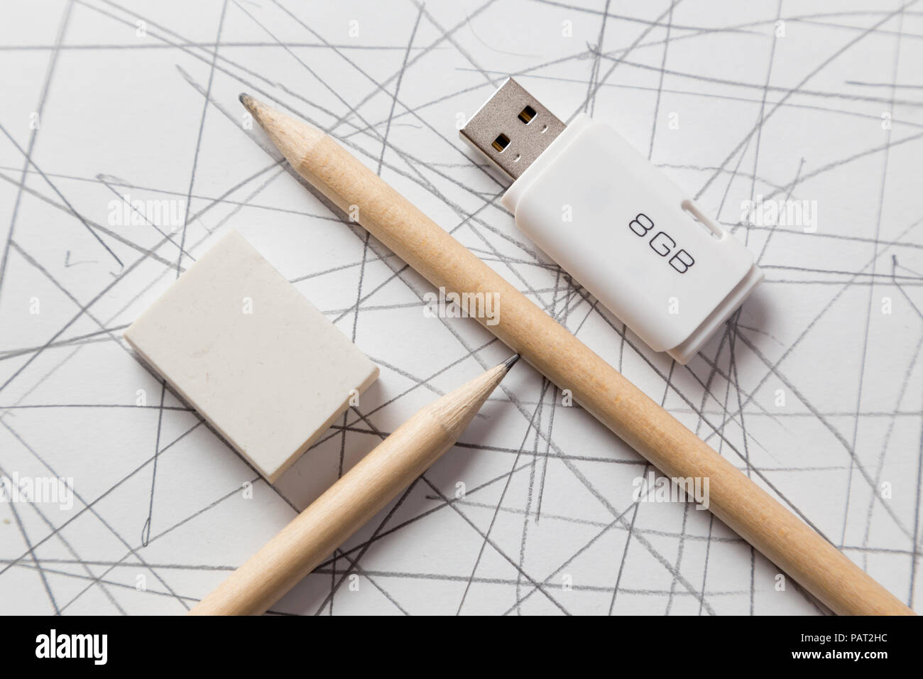 Zwei Bleistifte, Radiergummi und ein Flash-laufwerk auf einem Hintergrund mit Linien Stockfoto