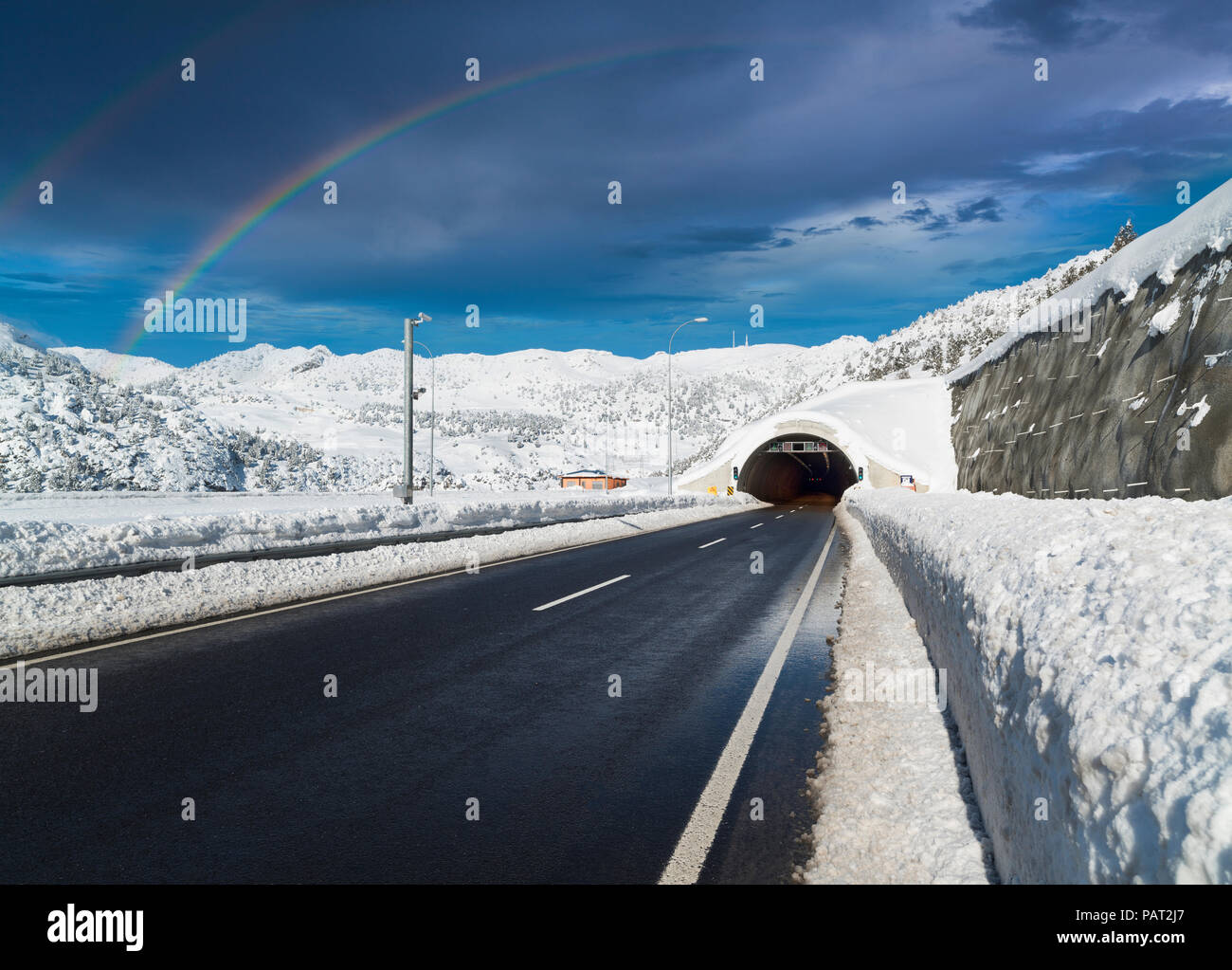 Asphalt auf dem Weg Winter saisonale Hintergrund dramatische Rainbow Stockfoto