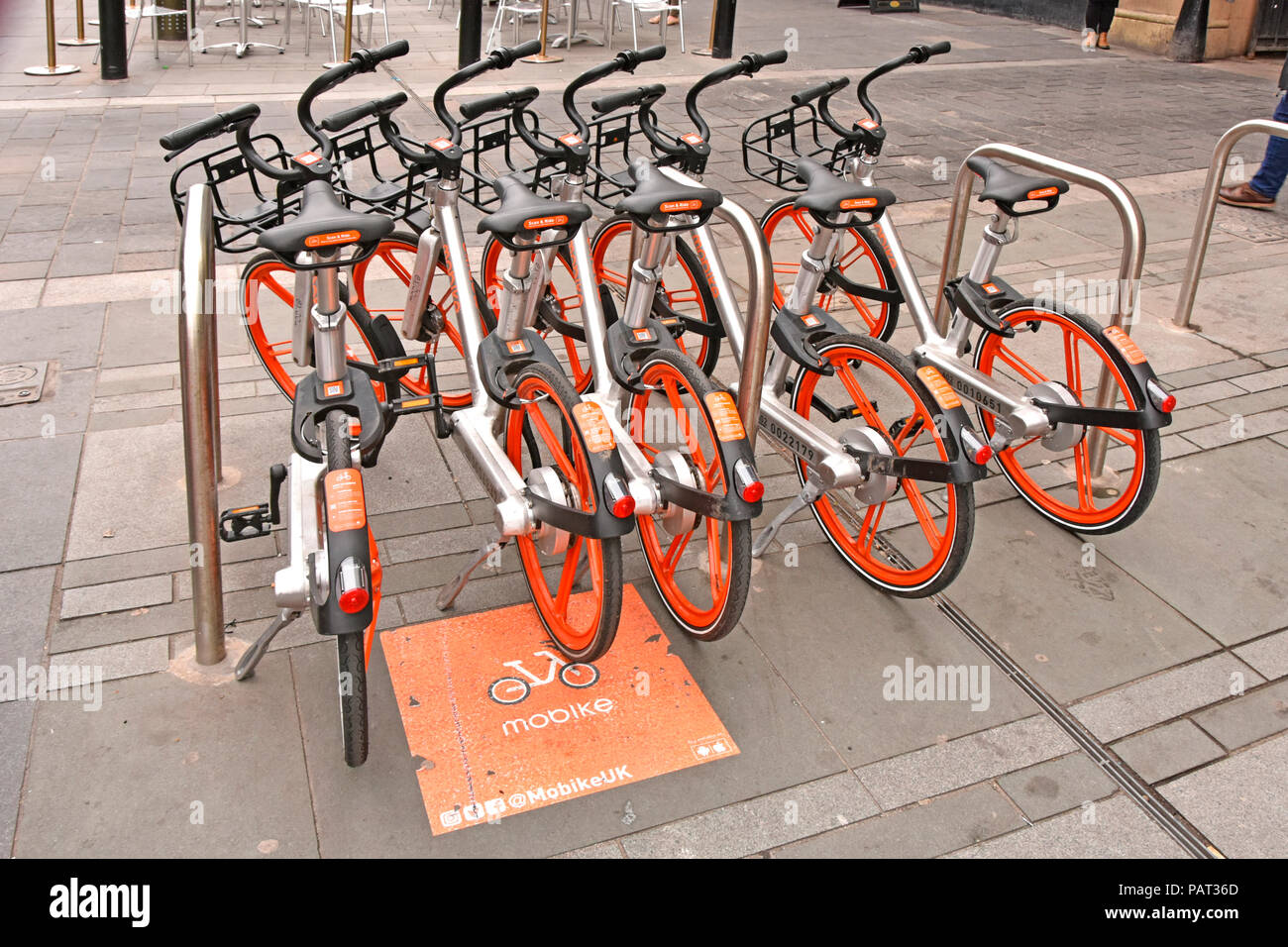 Außerhalb von Newcastle upon Tyne Bahnhof Mobike bevorzugten Parkplatz Lage für Fahrrad Zyklus Fahrradverleih Regelung gesteuert über Phone Apps & Internet GROSSBRITANNIEN Stockfoto