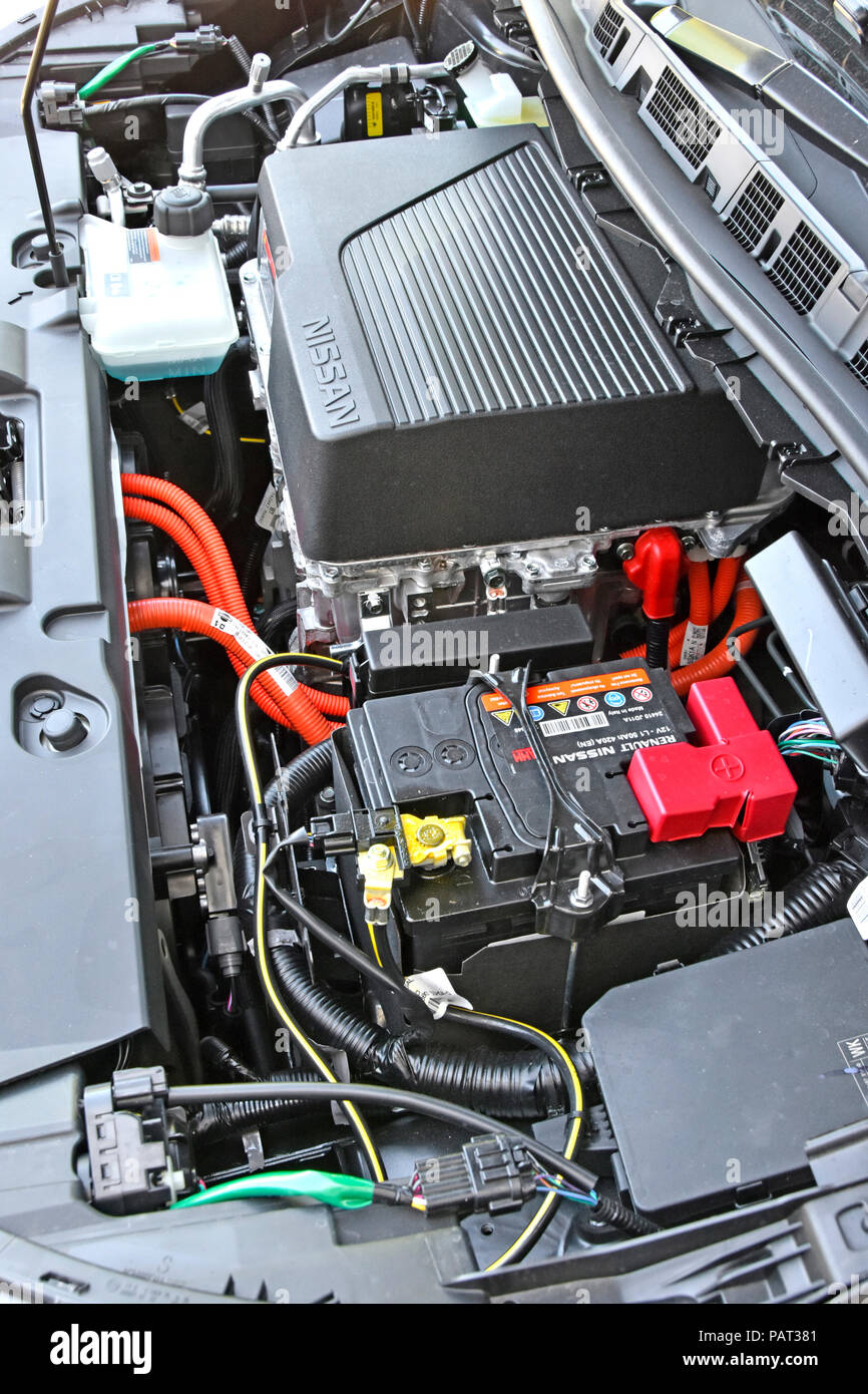 Nissan Leaf Masse produzierte Limousine alle elektrische Batterie Auto unter der Motorhaube Motorhaube der Motorraum Komponenten auf britische Modell neu in 2018 Stockfoto