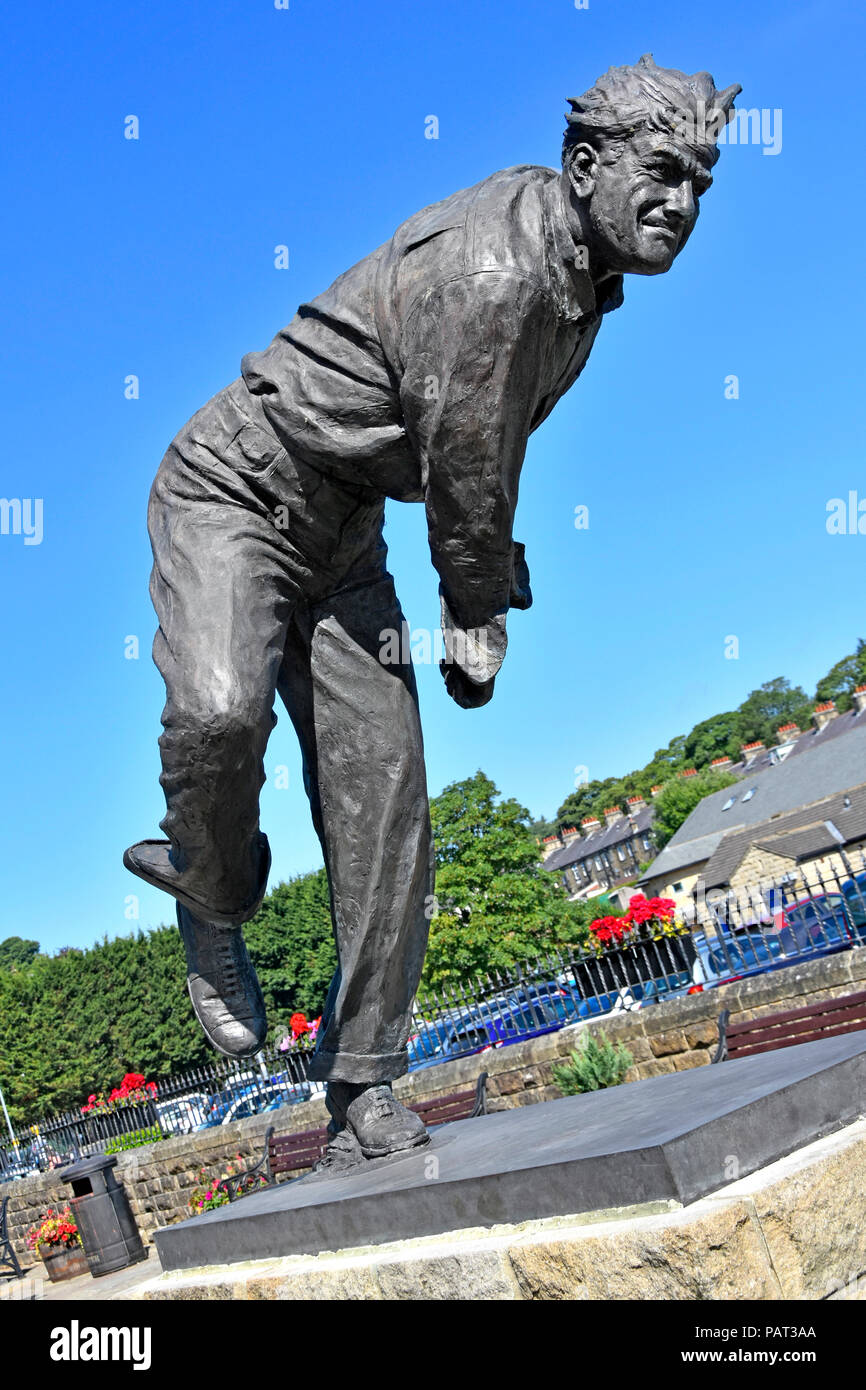 Skipton North Yorkshire England UK Statue von Fred Freddie Trueman OBE berühmte Kricketspieler Sportsman für Yorkshire County Club & England schneller Bowler Stockfoto