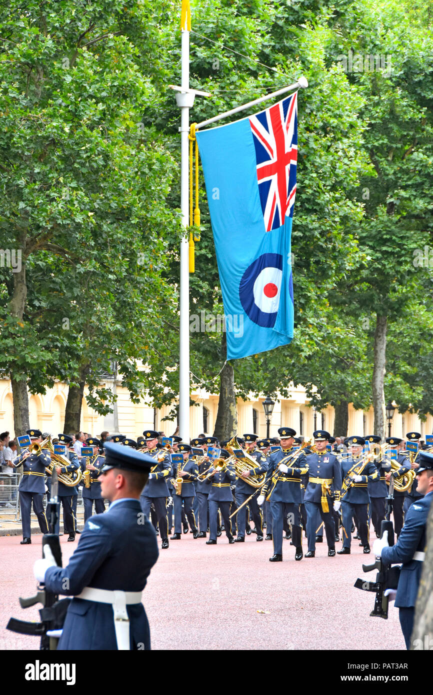 London street scene Royal Air Force Soldaten in Uniform & RAF Musiker in marching band für 100 Parade RAF-Stern der Mall England Großbritannien Stockfoto