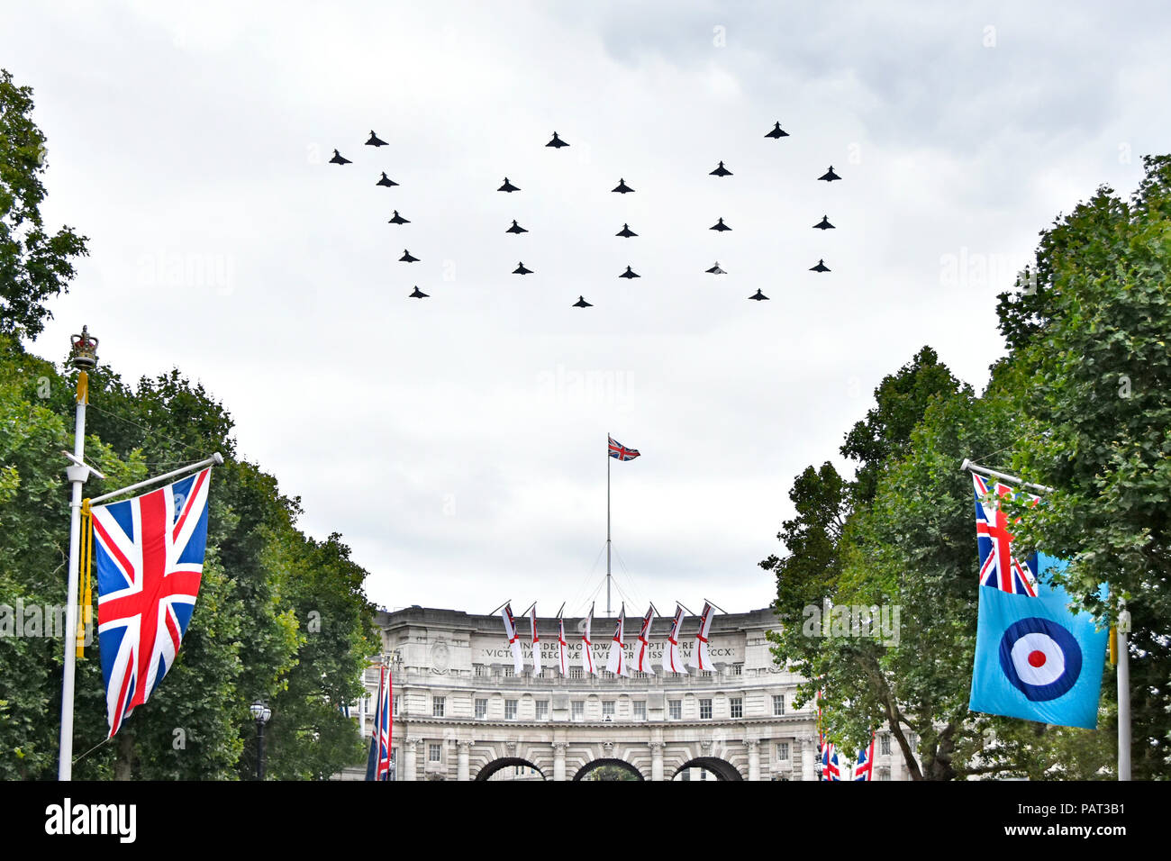 22 Eurofighter Typhoon FGR 4 Jagdflugzeug RAF ensign Centenary flypast über die Mall London fliegen in 100 Abbildung Bildung Union Jack Flagge England England Stockfoto