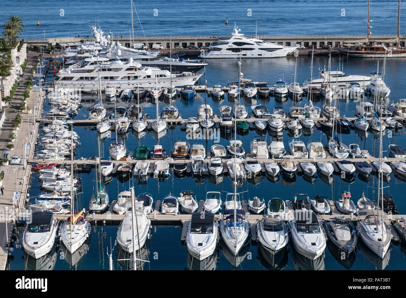 Sportboote in Cap d'Ail Marina, Frankreich. Stockfoto