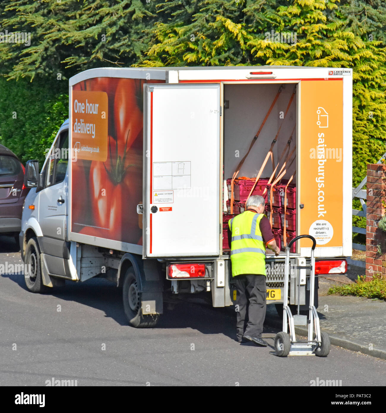 Sainsburys Supermarkt van Fahrer Mann sortiert online Internet Lebensmittel einkaufen Bestellen auf Wagen für Kunden Home Delivery Service UK zu platzieren Stockfoto