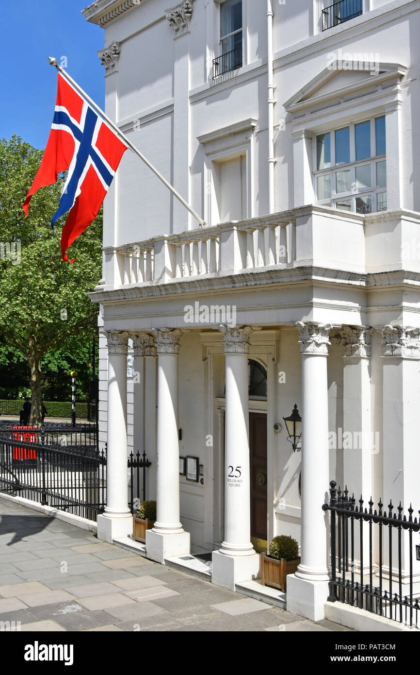 London Belgravia street scene Königliche Norwegische Botschaft Norwegen & Nationalflagge auf dem Balkon aufgeführten weißem Stuck Terrasse Haus Belgrave Square England Großbritannien Stockfoto