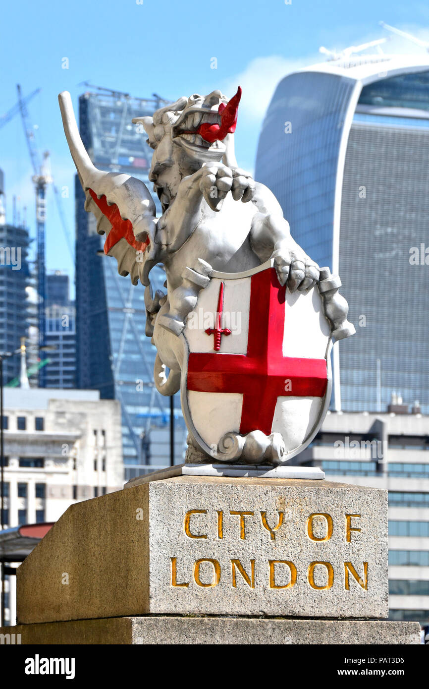 Dragon Grenze zwischen Stadt London & Southwark im Süden der London Bridge und modernen Wahrzeichen Büro Skyscraper auf die Skyline der Stadt England Großbritannien Stockfoto