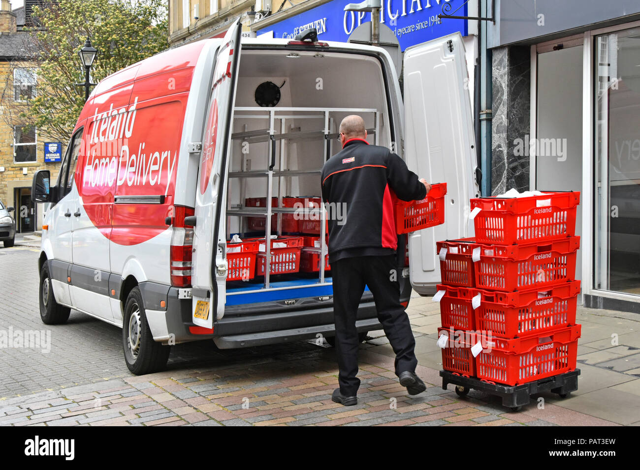 Fahrer Lieferwagen in schmaler Straße lädt Online-Bestellungen von Lebensmittelgeschäften aus dem nahegelegenen Supermarkt Island in Hexham Northumberland England Stockfoto