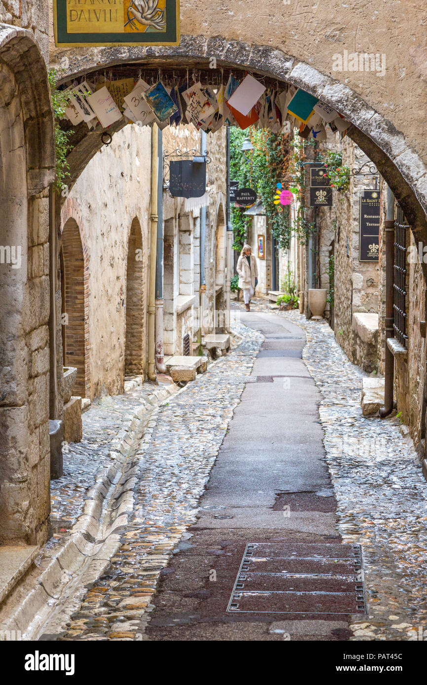 Frau zu Fuß durch die alten Gassen von St Paul de Vence, Côte d'Azur, Frankreich Stockfoto