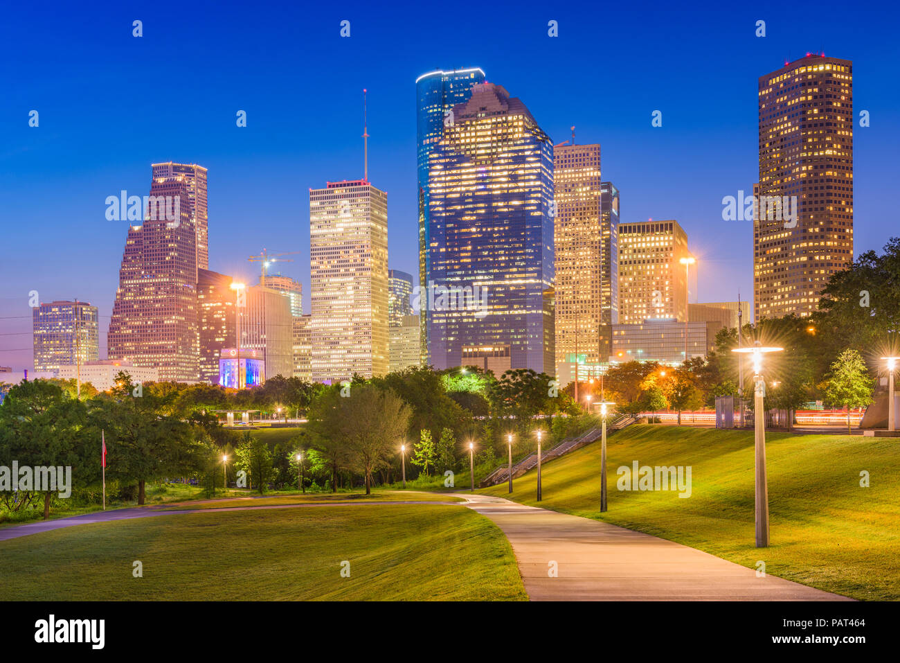 Houston, Texas, USA die Skyline und den Park in der Abenddämmerung. Stockfoto