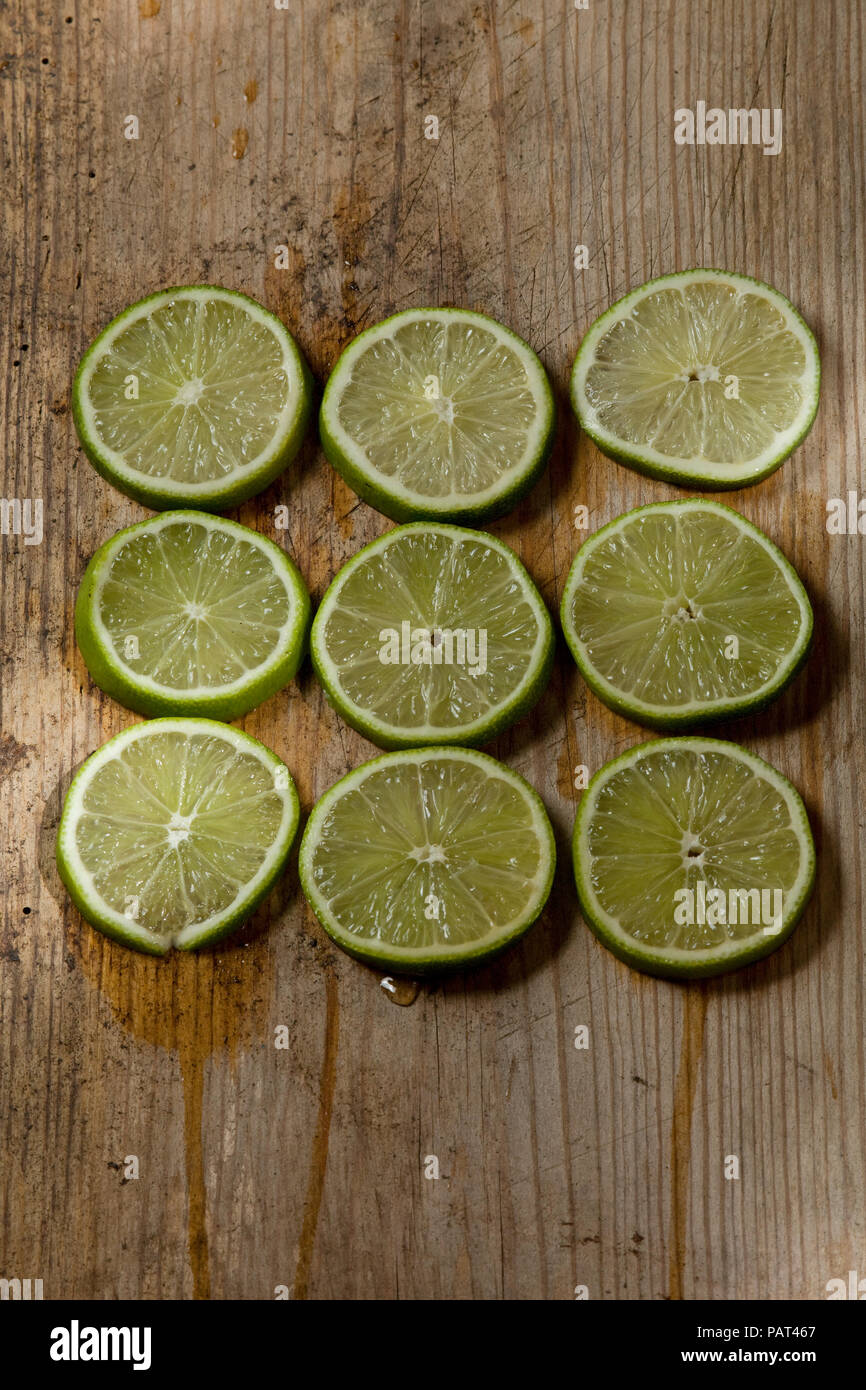 Kalk Fruchtschnitten auf Holz Hintergrund Stockfoto