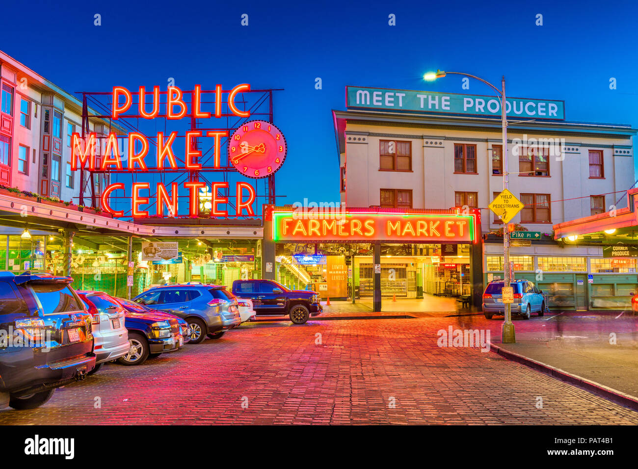 SEATTLE; WASHINGTON - Juli 2, 2018: Pike Place Markt in der Nacht. Die beliebten Reiseziel im Jahr 1907 eröffnet und ist eine der ältesten ununterbrochen Stockfoto