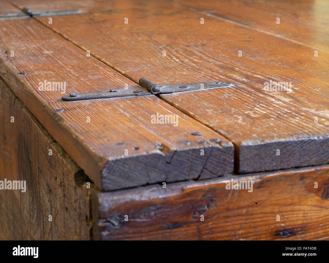 Jahrgang im Landhausstil mit antiken Holzmöbeln Buch Kiste Tabelle mit Metallscharnieren Stockfoto