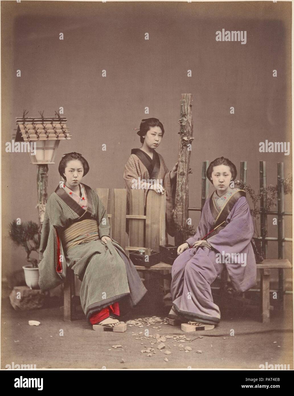 [Japanische Frauen in traditioneller Kleidung]. Artist: Suzuki Shin'ichi (Japanisch, 1835-1919). Abmessungen: 25,2 x 20 cm (9 15/16 x 7 7/8 in.). Datum: 1870. Museum: Metropolitan Museum of Art, New York, USA. Stockfoto