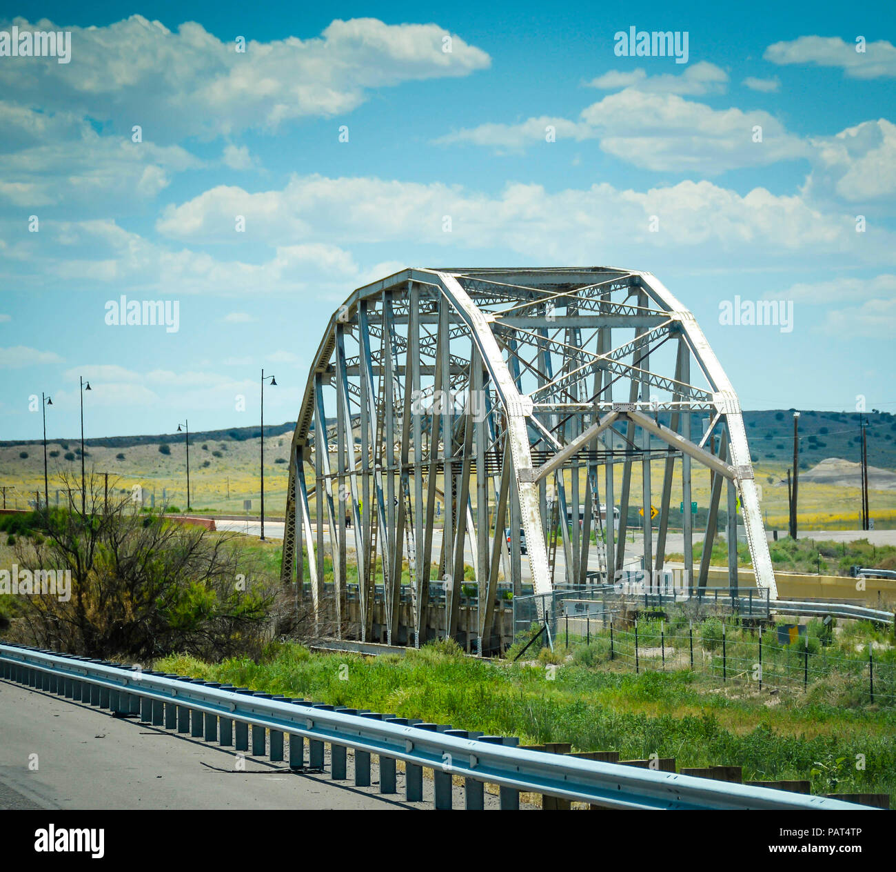 Die gewölbte truss Rio Puerco Brücke von Route 66 in der Nähe der Laguna Pueblo ist eine nostalgische Erinnerung an die Route 66 Korridor Erhaltung Programm Stockfoto