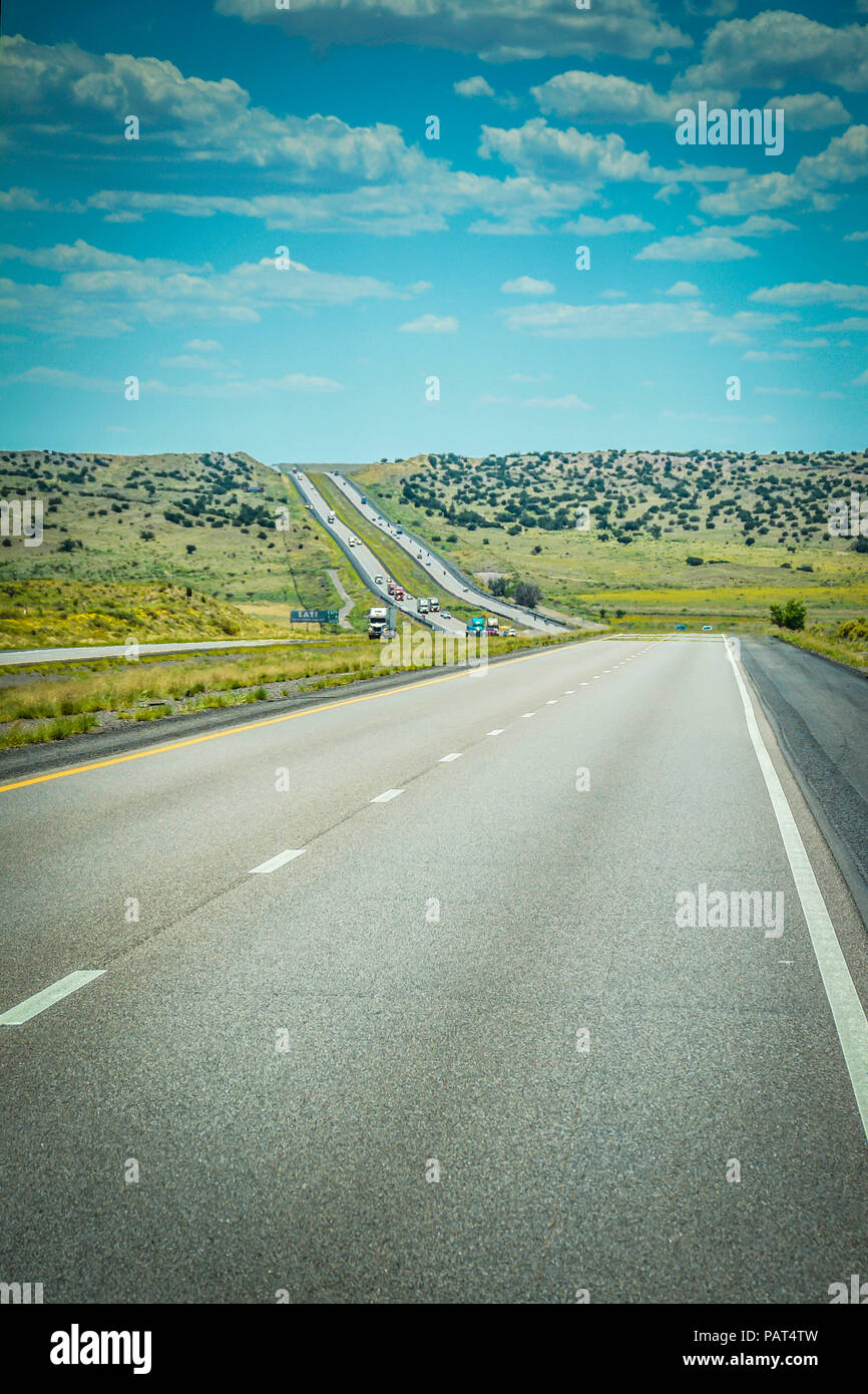 Fahren auf der Route 66 oder I-40 im Osten von New Mexico, mit großen, offenen Räumen und fernen Chaparral Stockfoto