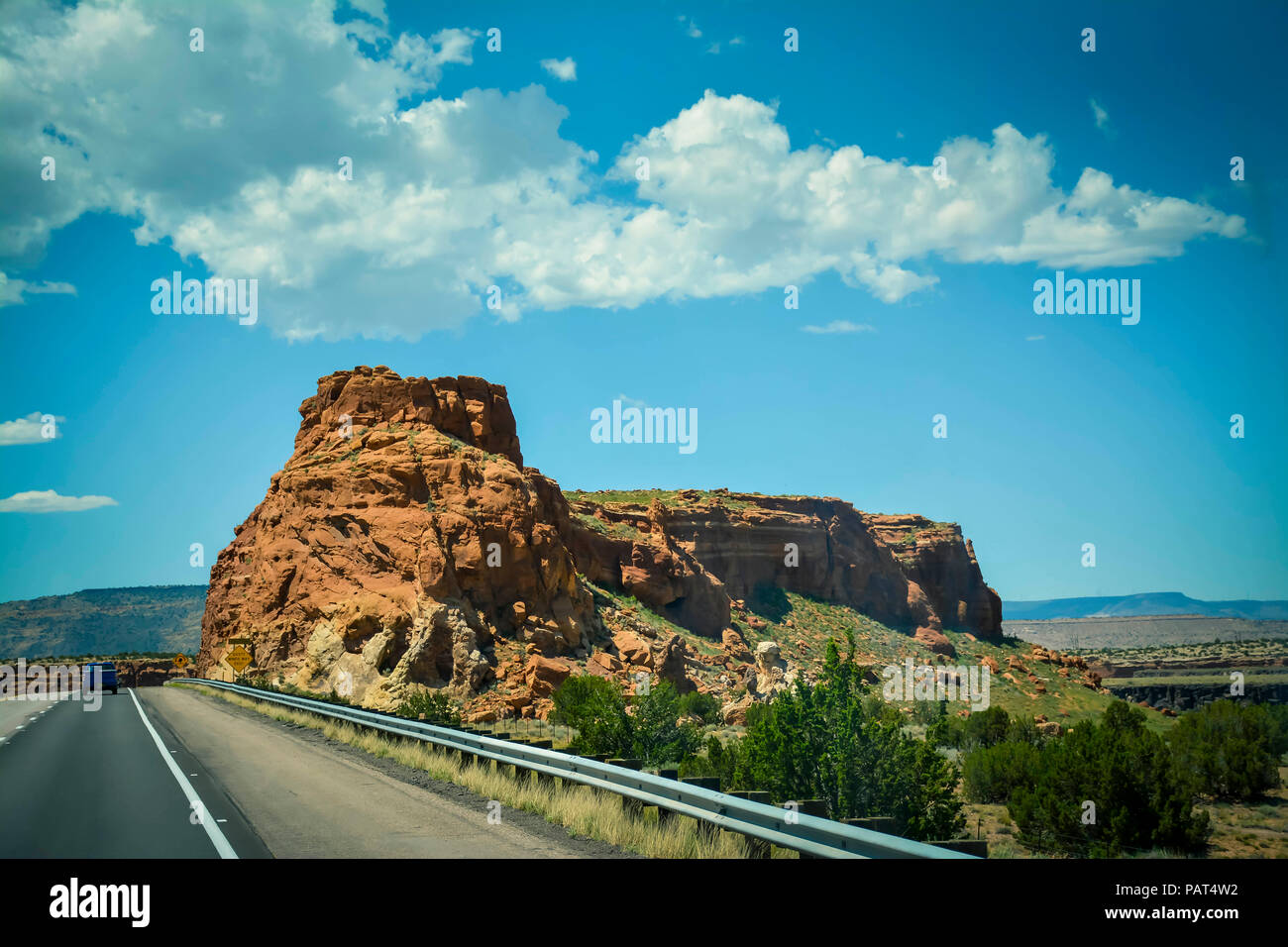 Fahrt auf der Route 66, in Nm mit Blick auf die Tafelberge, Buttes und Red Rock Landanordnungen um jede Umdrehung Stockfoto