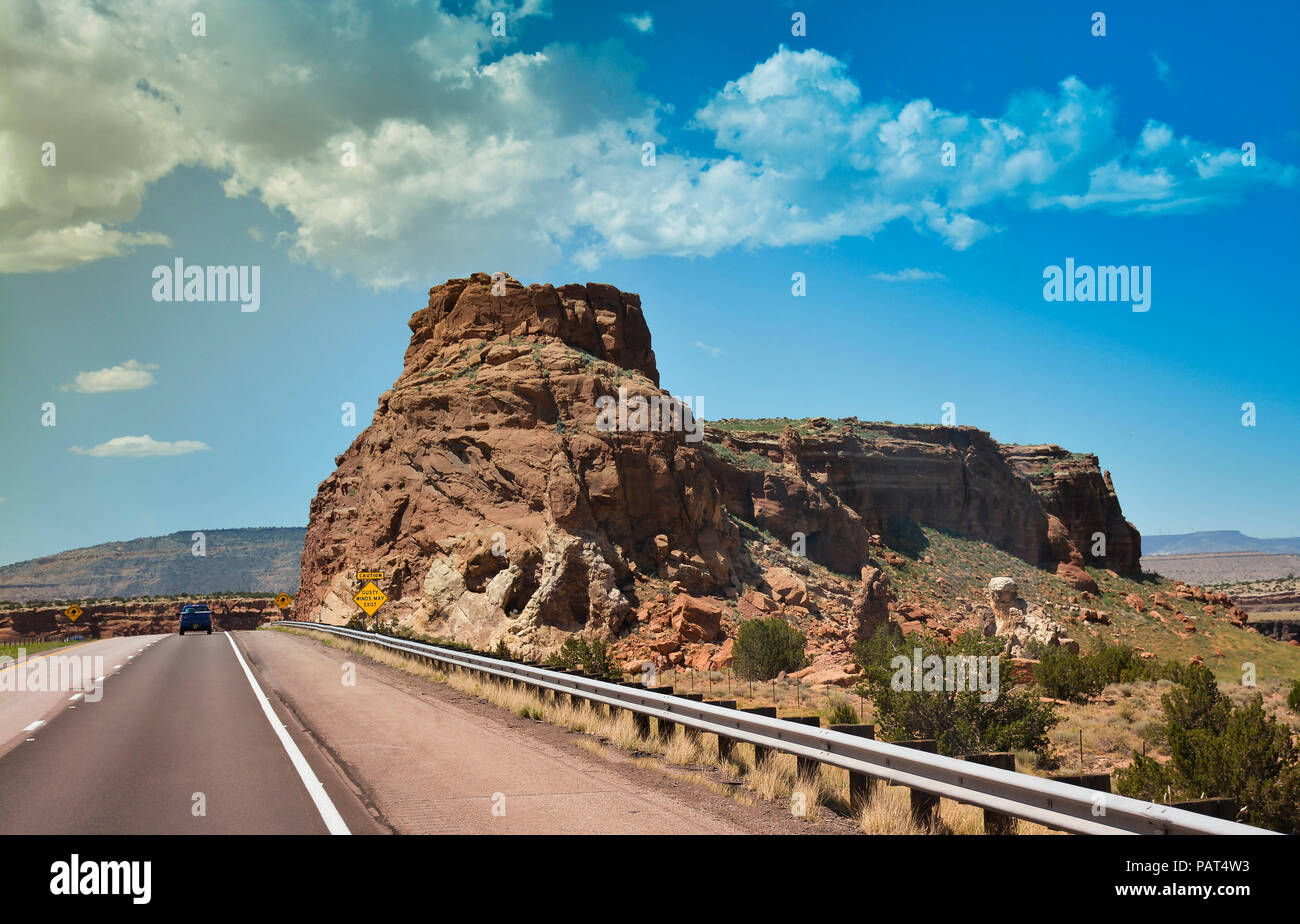 Fahrt auf der Route 66, in Nm mit Blick auf die Tafelberge, Buttes und Red Rock Landanordnungen um jede Umdrehung Stockfoto