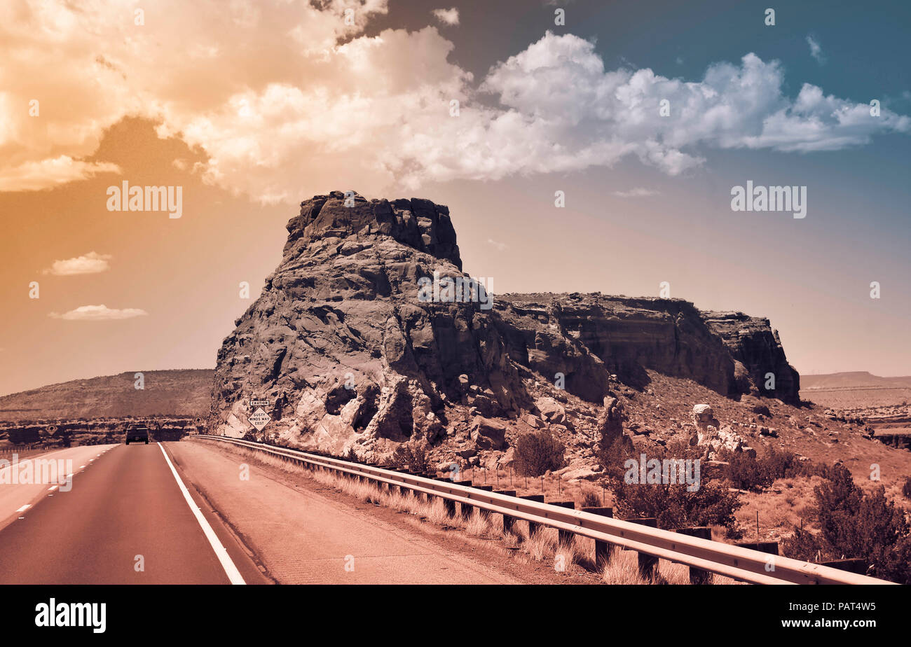 Fahrt auf der Route 66, in Nm mit Blick auf die Tafelberge, Buttes und Red Rock Landanordnungen um jede Umdrehung, in Sepia Stockfoto