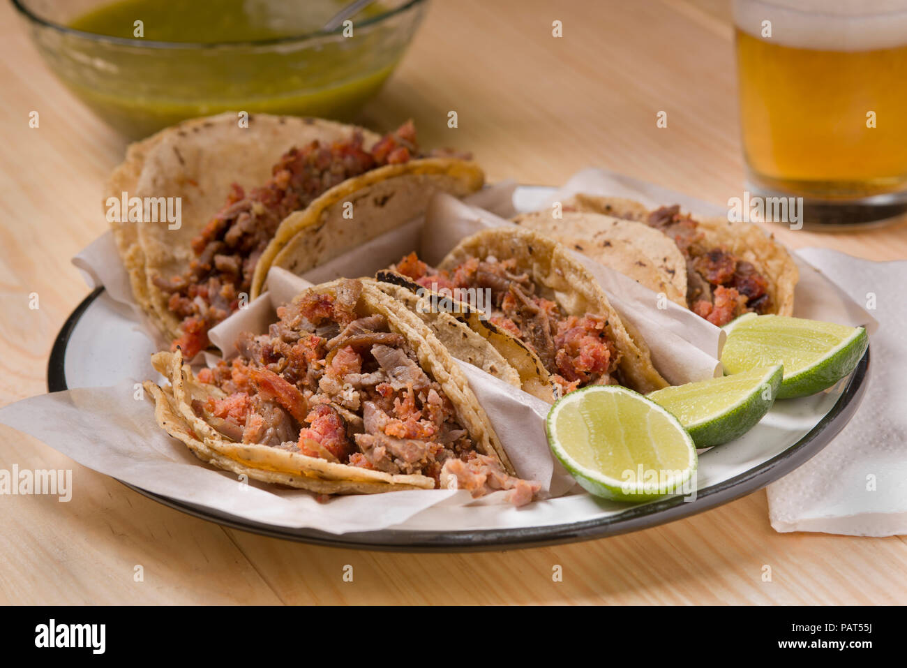 Echten mexikanischen Taco, mit Salsa, Zitrone und Bier Stockfoto