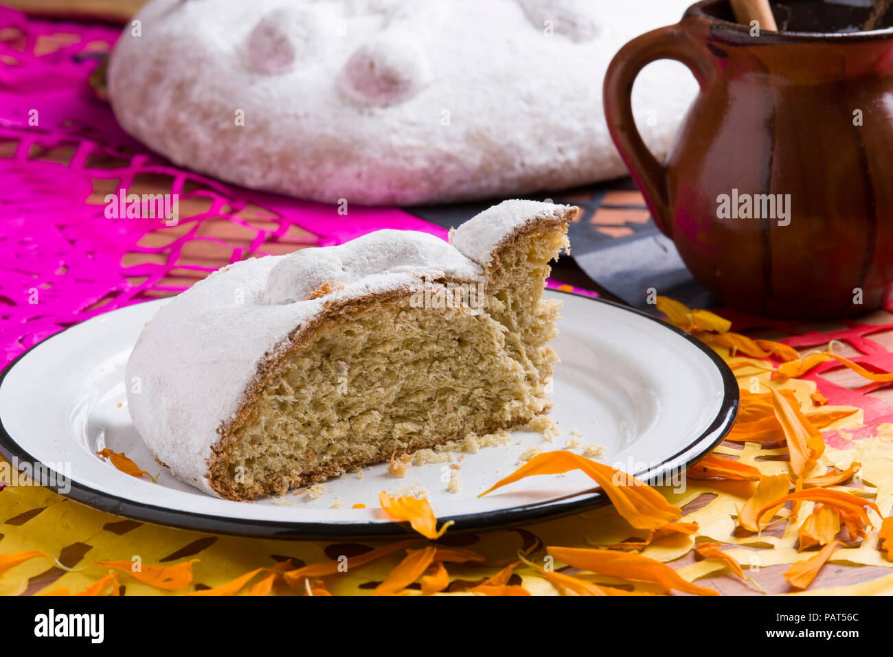 Tag der Toten Brot und heißen Kaffee in einem Ton Becher, Mexiko Stockfoto