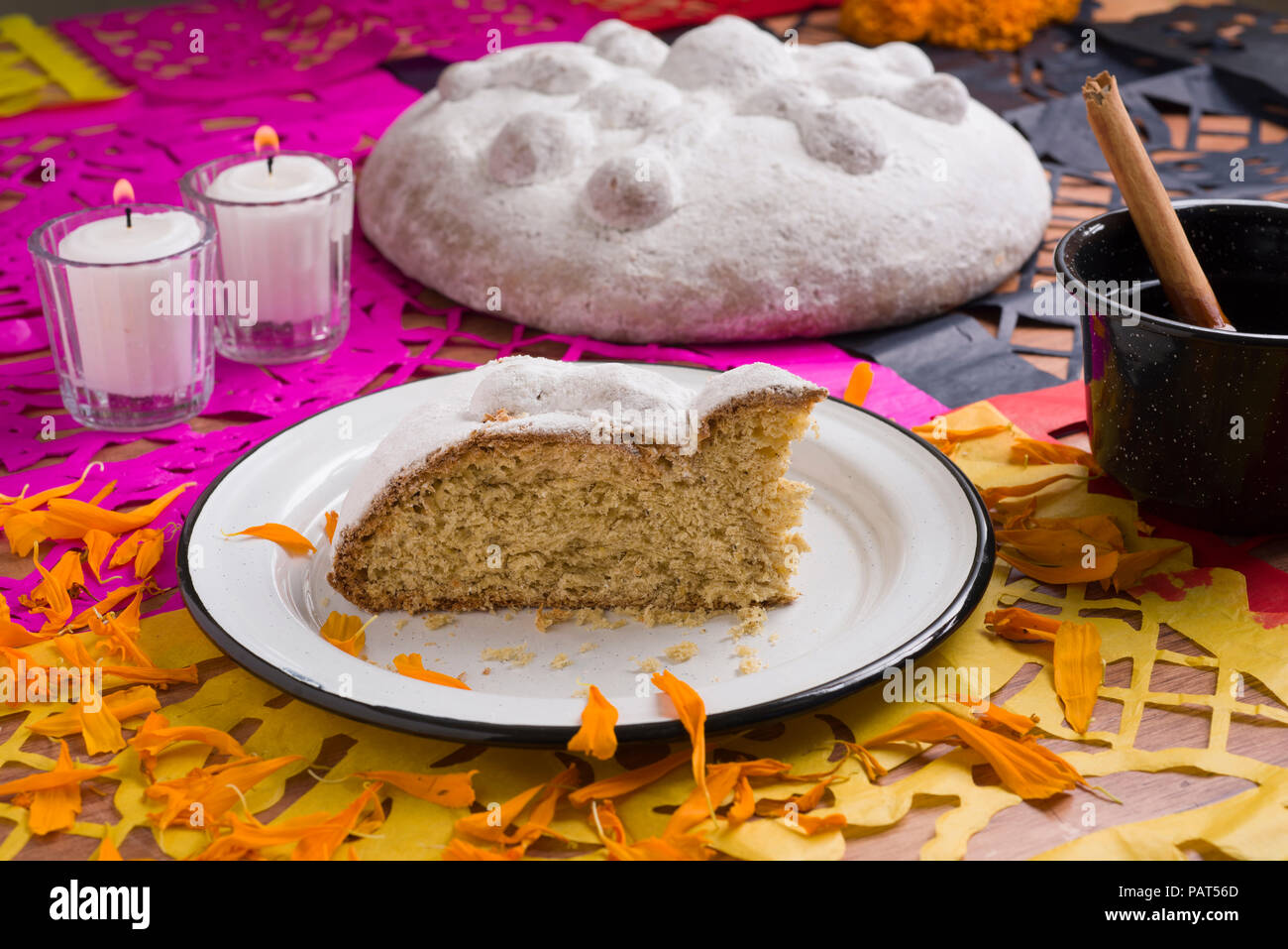 Tag der Toten Brot und heißen Kaffee in einem Zinn Becher, Mexiko Stockfoto