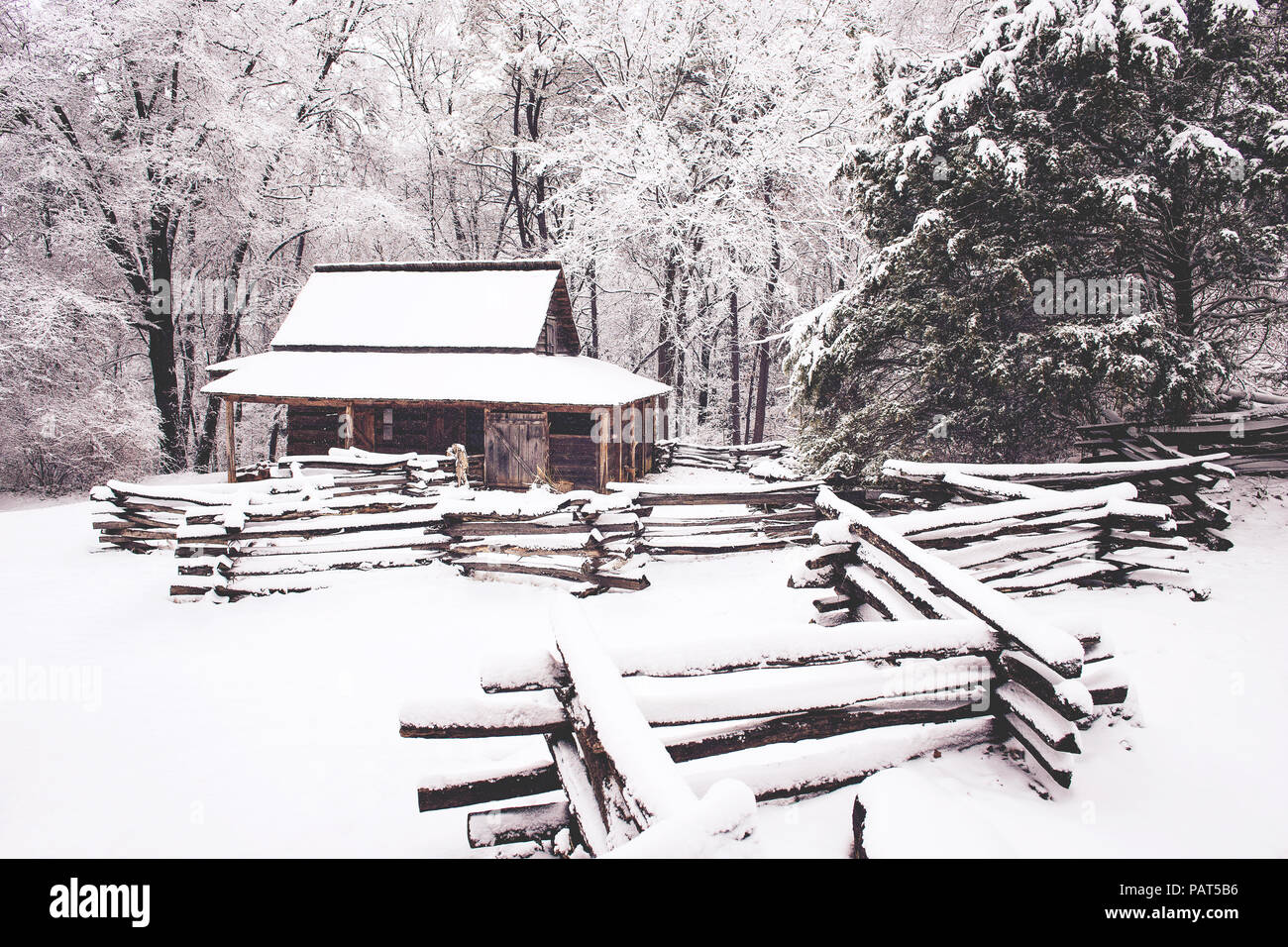 Scheune im Schnee Stockfoto