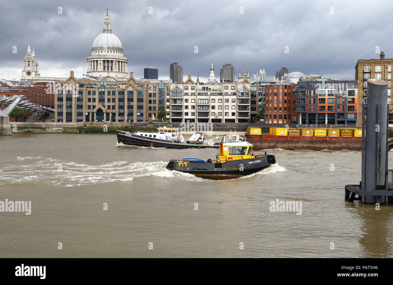 Blick auf die London an der Themse entlang Stockfoto
