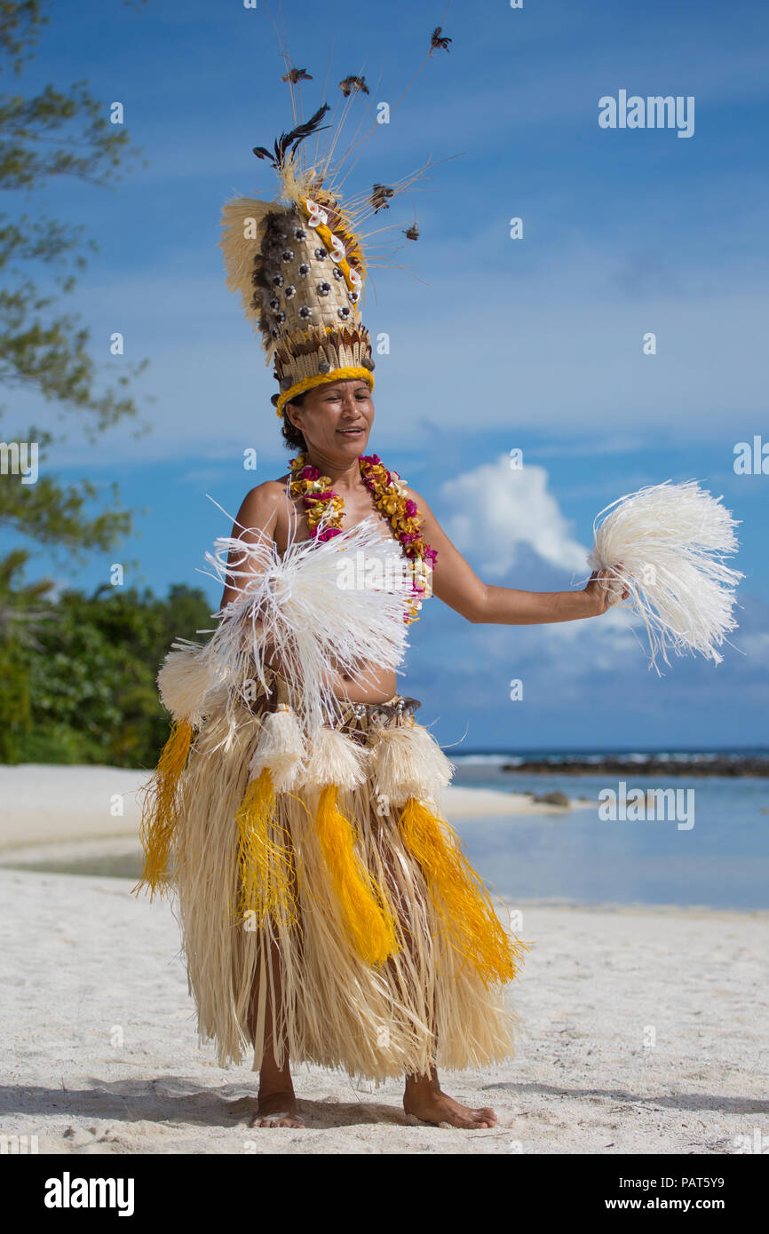 Französisch Polynesien, Austral Inseln, Raivavae, Porträt der weiblichen polynesischen Tänzerin in traditioneller Kleidung. Stockfoto