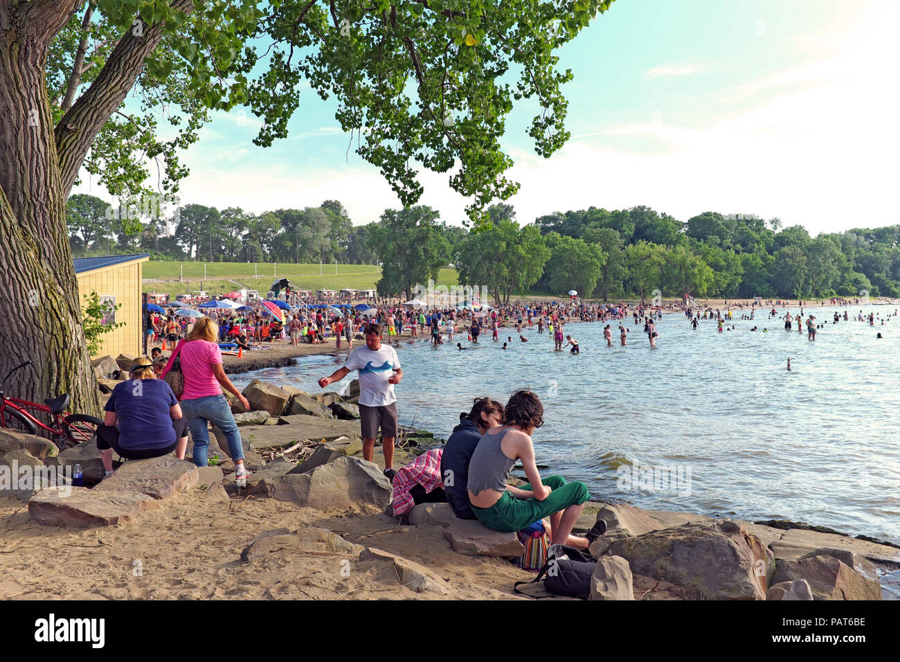 Ein Sommerabend im Edgewater Park am Ufer des Lake Erie in Cleveland, Ohio, USA bringt Bewohner in Scharen, das Wetter zu genießen. Stockfoto