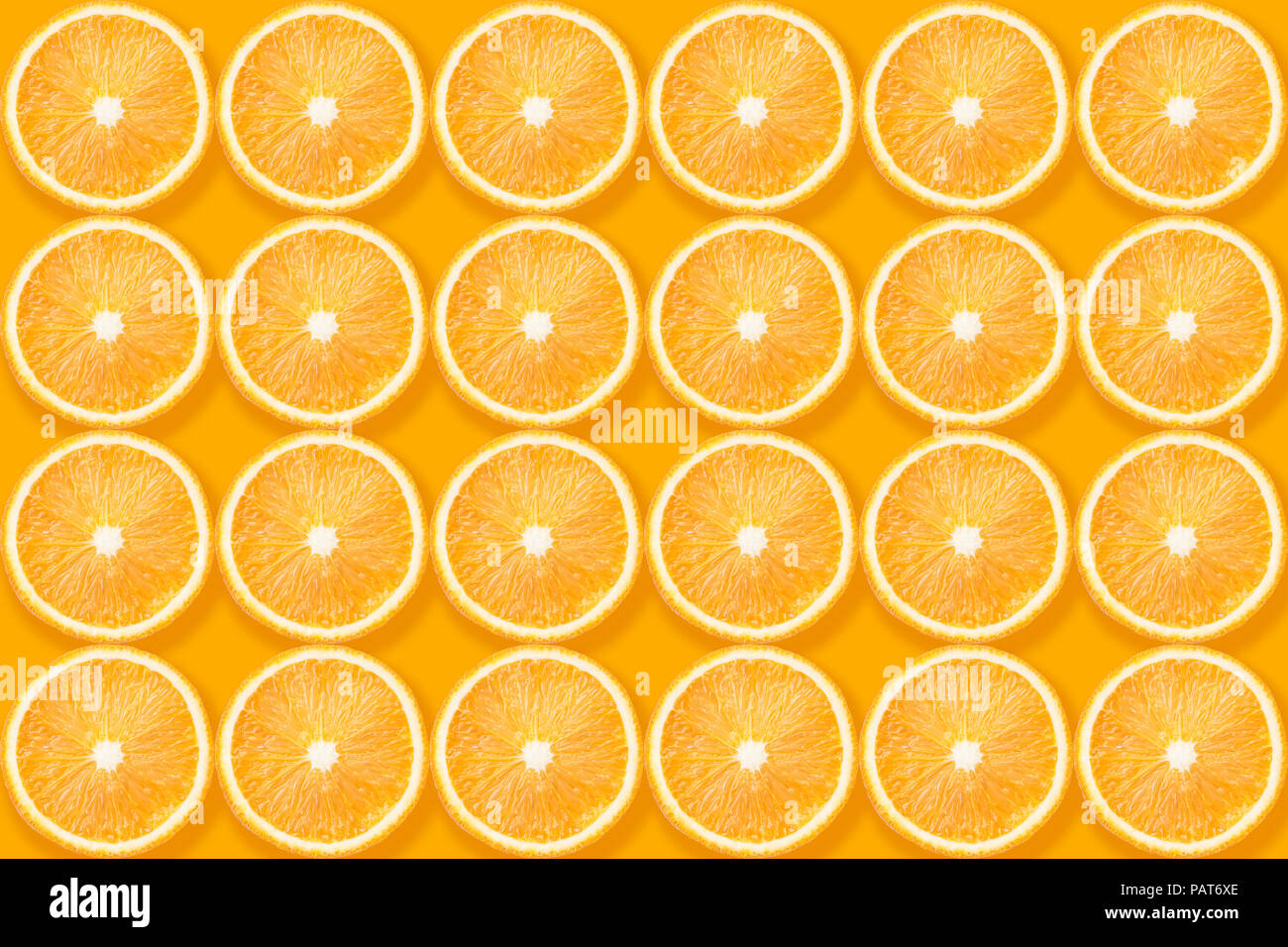 Viele Orangenscheiben nahtlose Muster auf gelbem Hintergrund Stockfoto