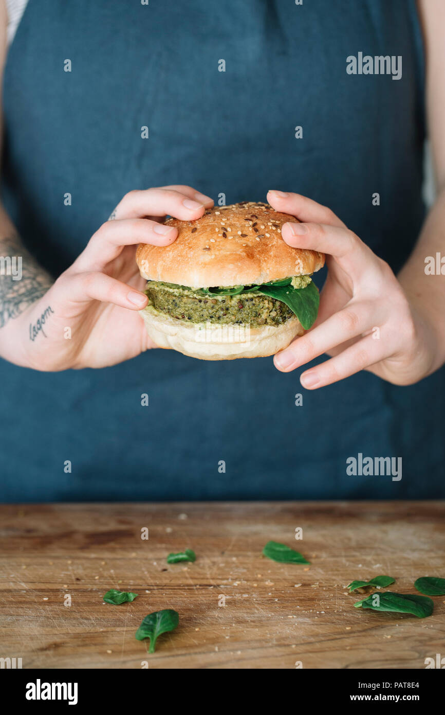 Frau mit hausgemachten vegane Burger Stockfoto