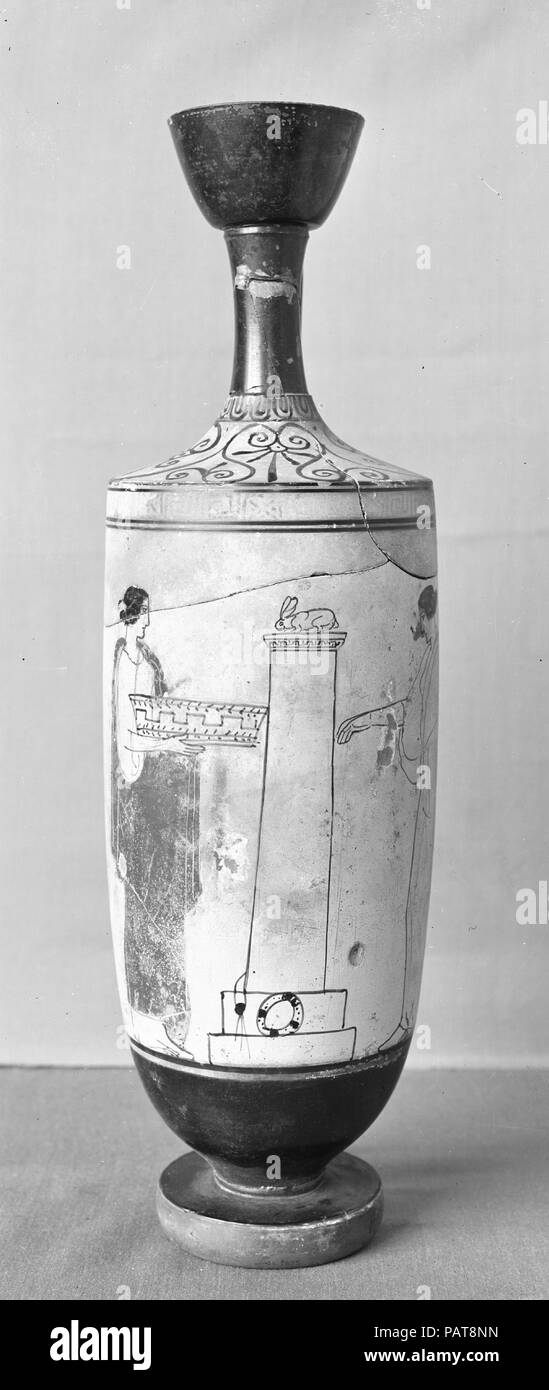 Terrakotta lekythos (Öl Flasche). Kultur: Griechisch, Dachboden. Abmessungen: H.: 15 in. (38,1 cm) Durchm.: 11. (27,9 cm). Datum: Ca. 440-430 v. Chr.. Zwei Frauen am Grab die Frau auf der linken Seite hält ein KANUN, einen großen Korb vermutlich mit Angeboten. Der Hase auf der Stele selbst ist schwer zu erklären. Die wichtigsten Fragen sind, ob es sich um ein lebendes Tier oder eine Bild- und was es bedeutet. Unter den möglichen Interpretationen sind, dass der Verstorbene genoß die Jagd Hasen - ein gut belegten Verfolgung - oder, daß das Tier war ein Haustier. Museum: Metropolitan Museum of Art, New York, USA. Stockfoto