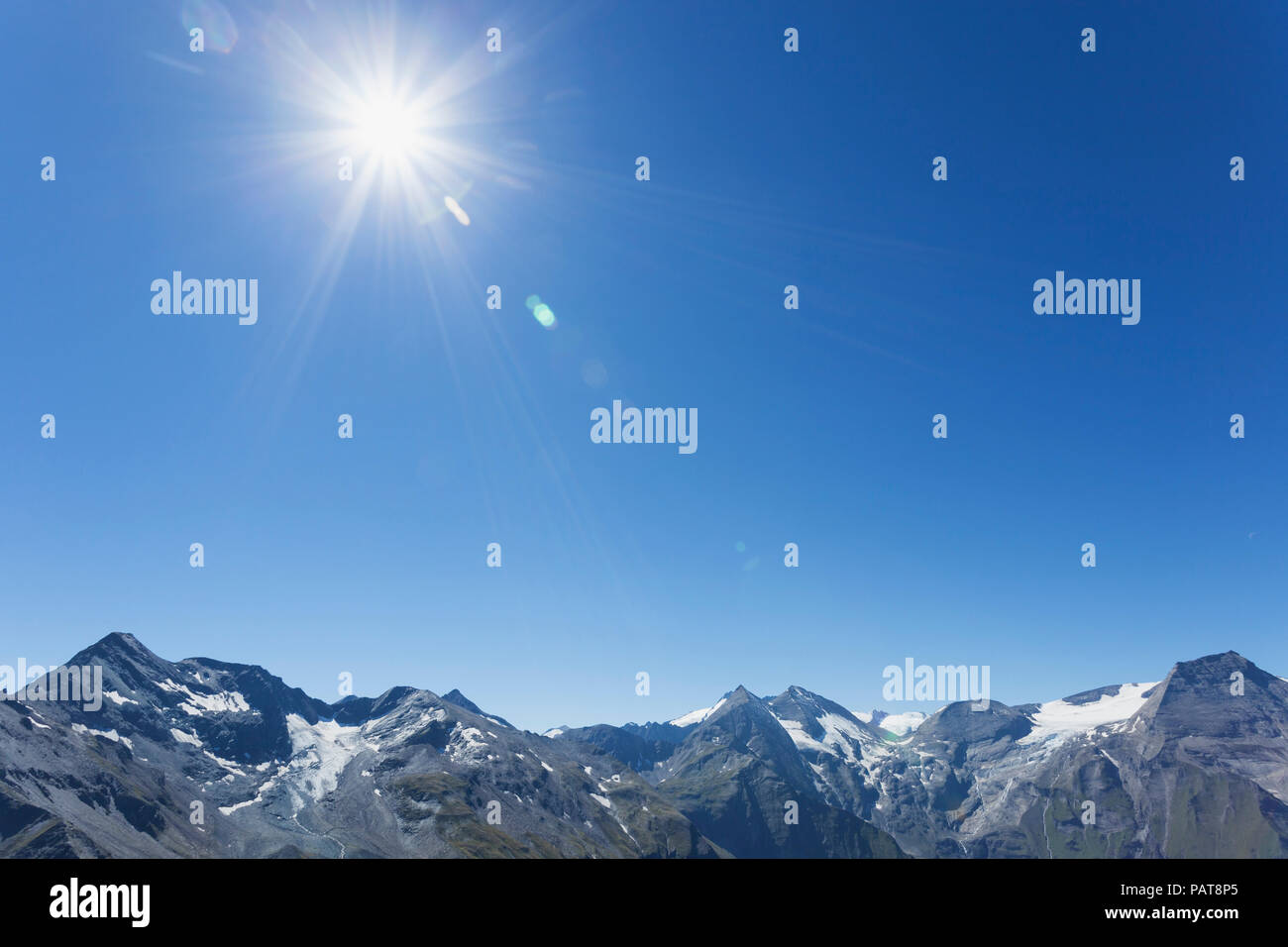 Österreich, Nationalpark Hohe Tauern, Gipfel der Glocknergruppe gegen Sonne Stockfoto