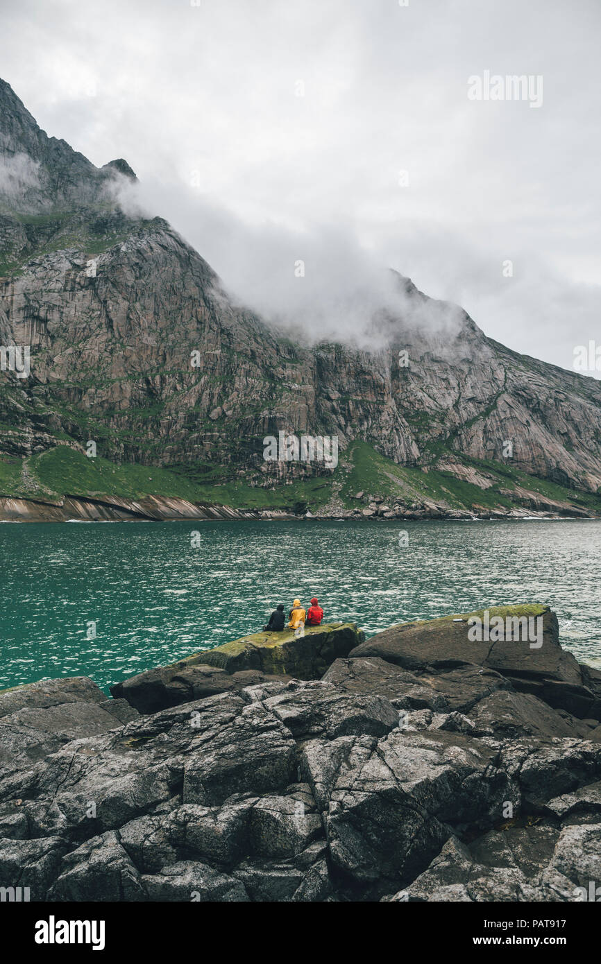 Norwegen, Lofoten, Moskenesoy, junge Männer angeln an Horseid Strand Stockfoto